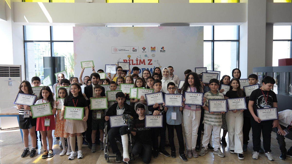 Zeytinburnu Bilim Merkezi’nde eğitim gören akademi öğrencileri sertifikalarını aldı