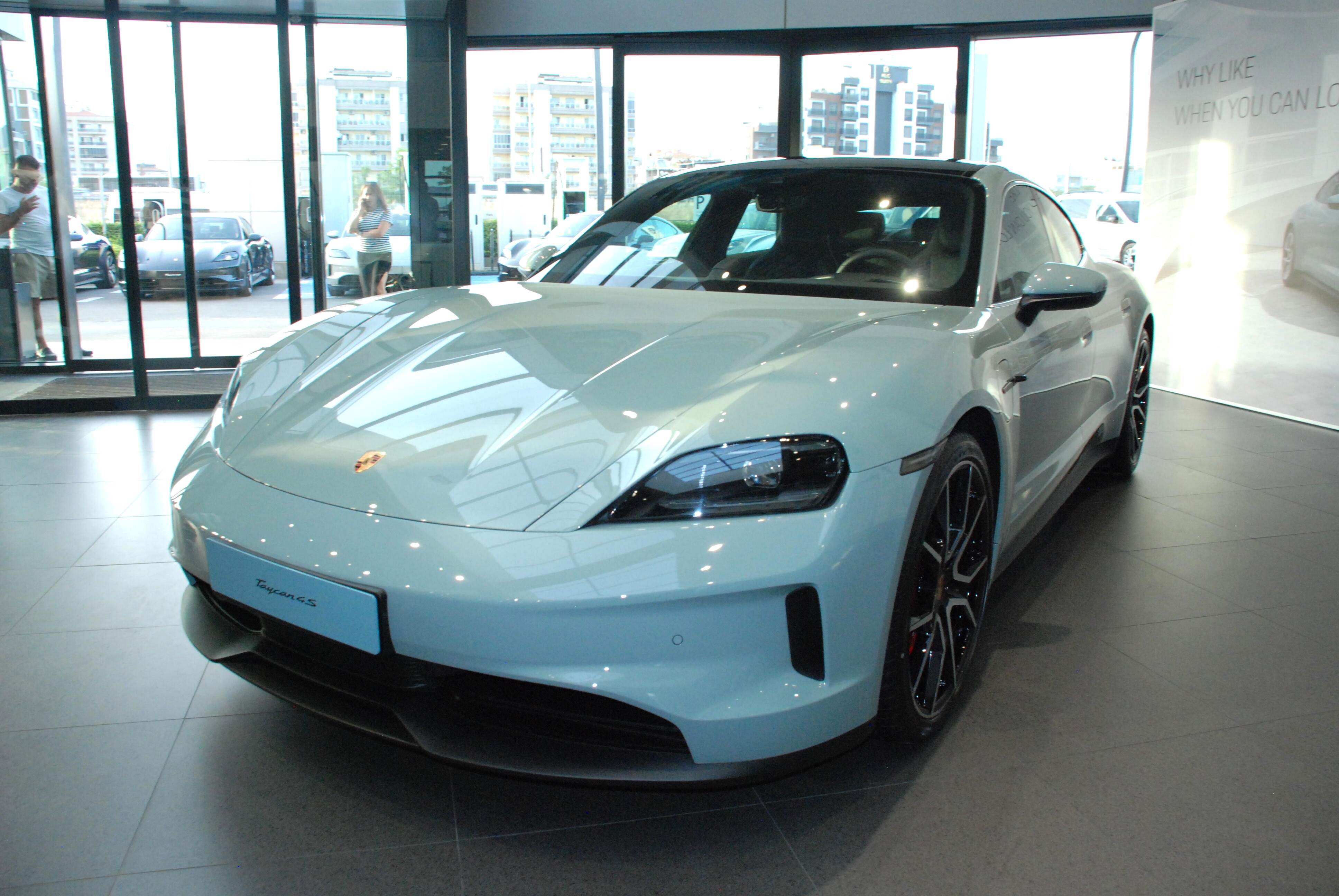Yüzde 100 elektrikli yeni Porsche Taycan Vosmer’de satışa sunuldu