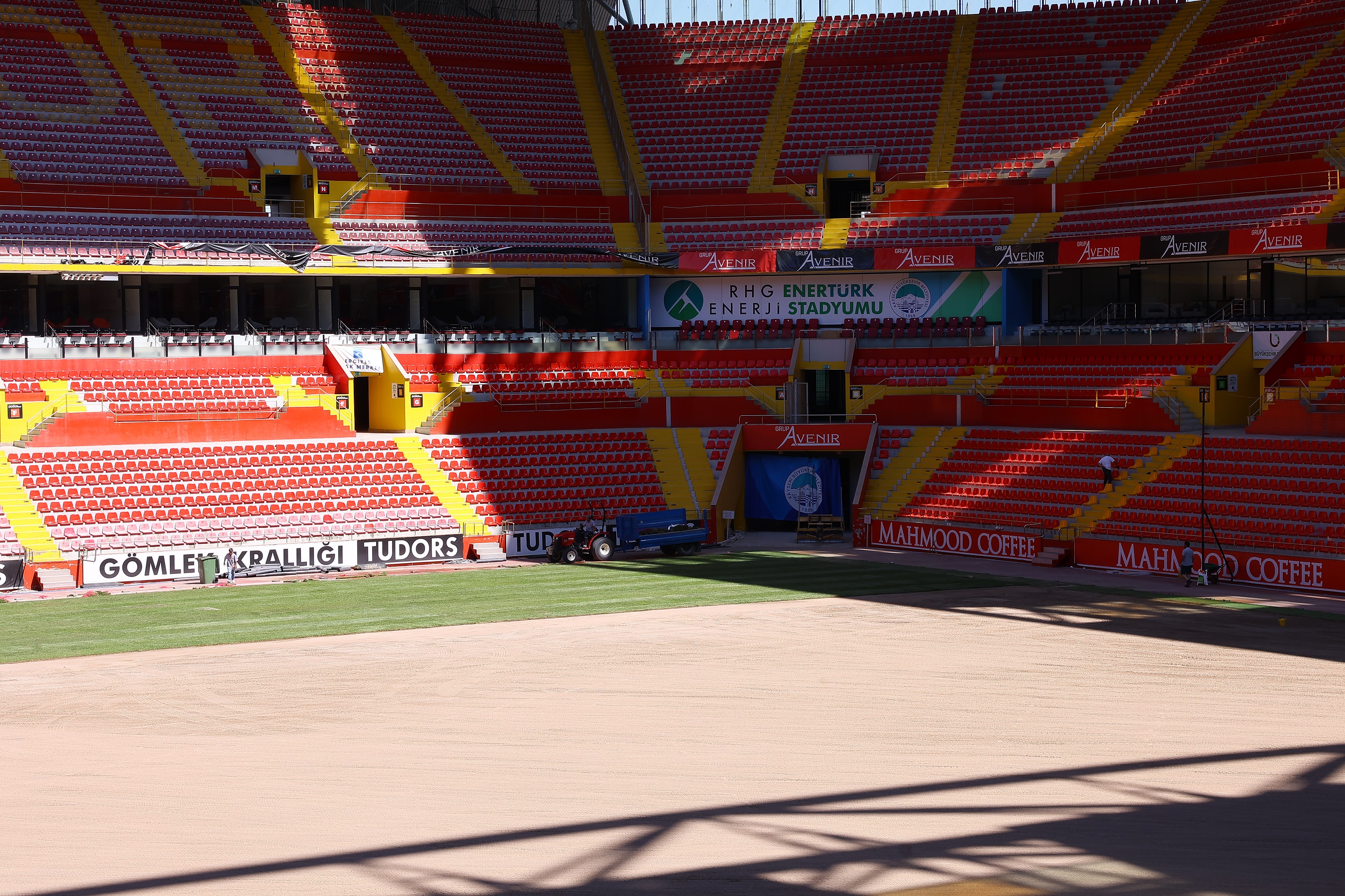 RHG Enertürk Enerji Stadyumu’nda çim serimi çalışması yapılıyor