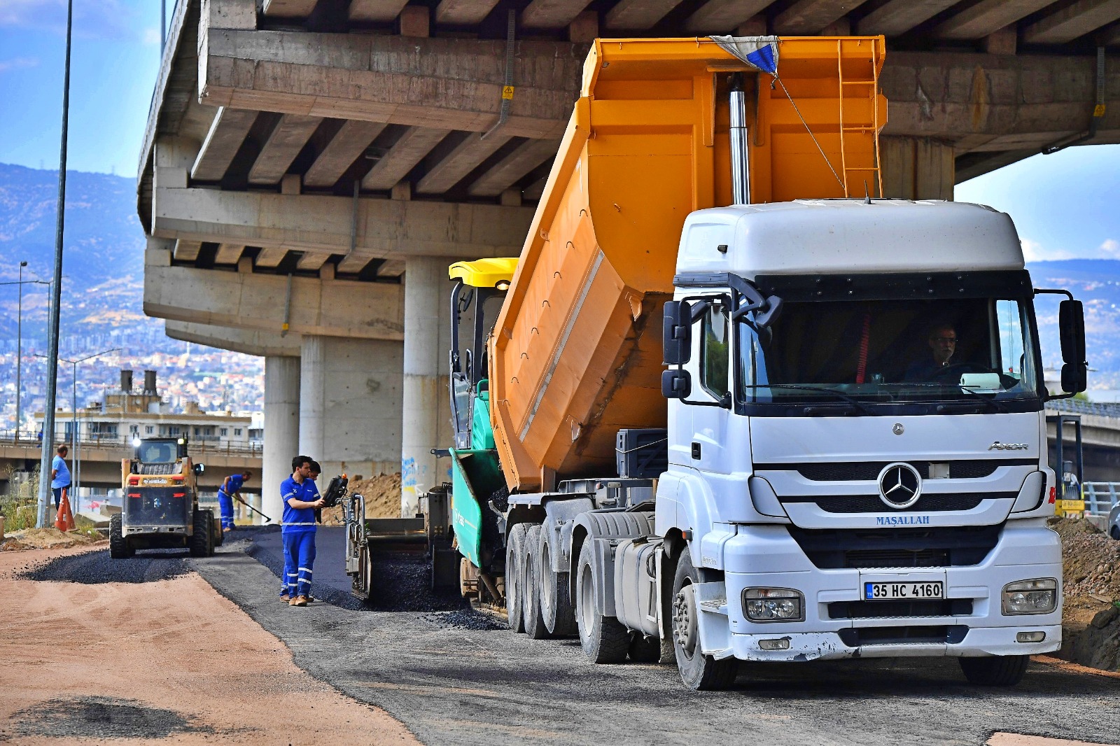 İzmir’de bozuk yolların bakım ve onarımı ile ilgili çalışmalar başladı