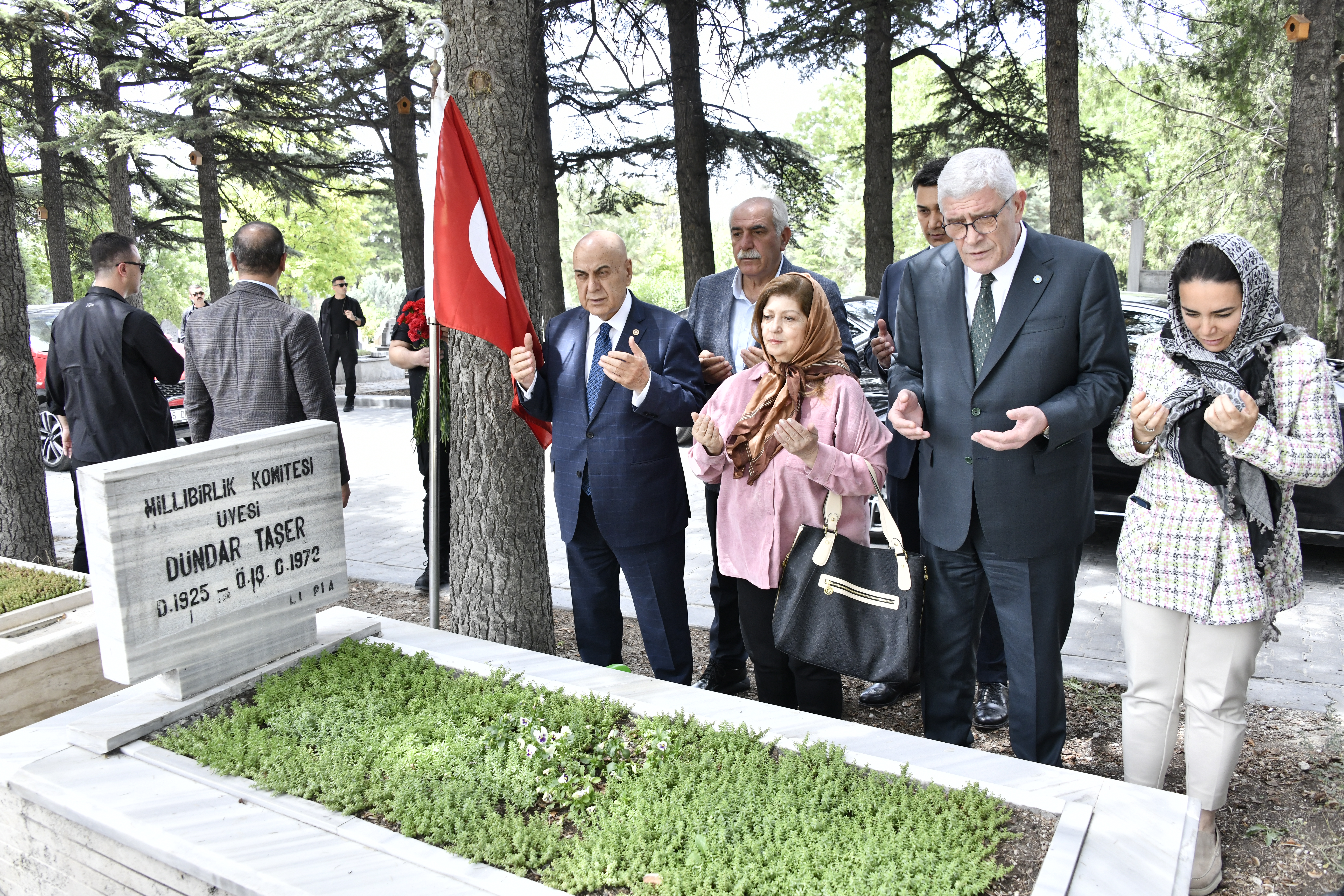 Dervişoğlu, Dündar Taşer’i mezarı başında andı