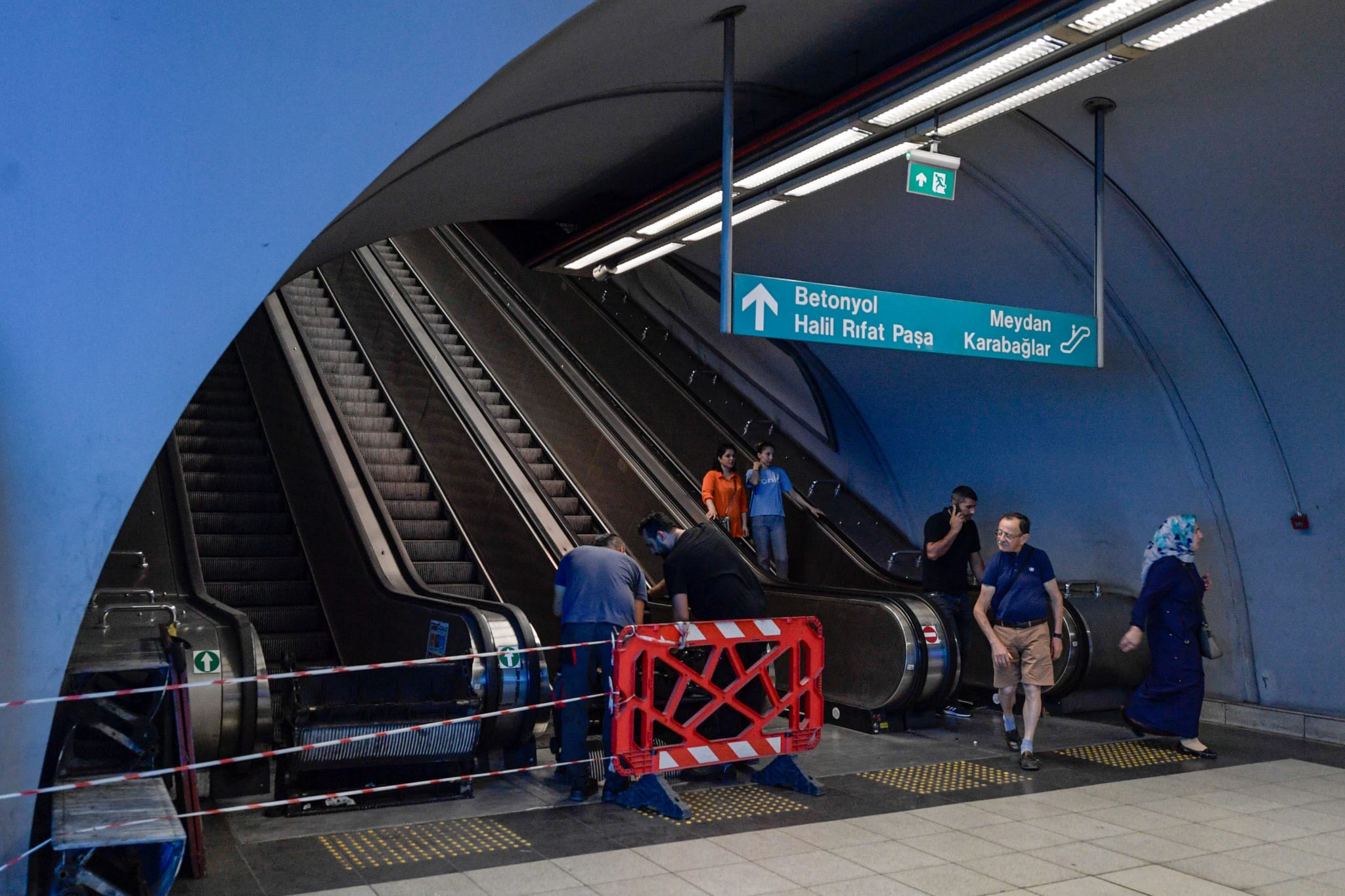 İzmir’de Üçyol Metro İstasyonu’ndaki yürüyen merdivenlere kontrol ve inceleme