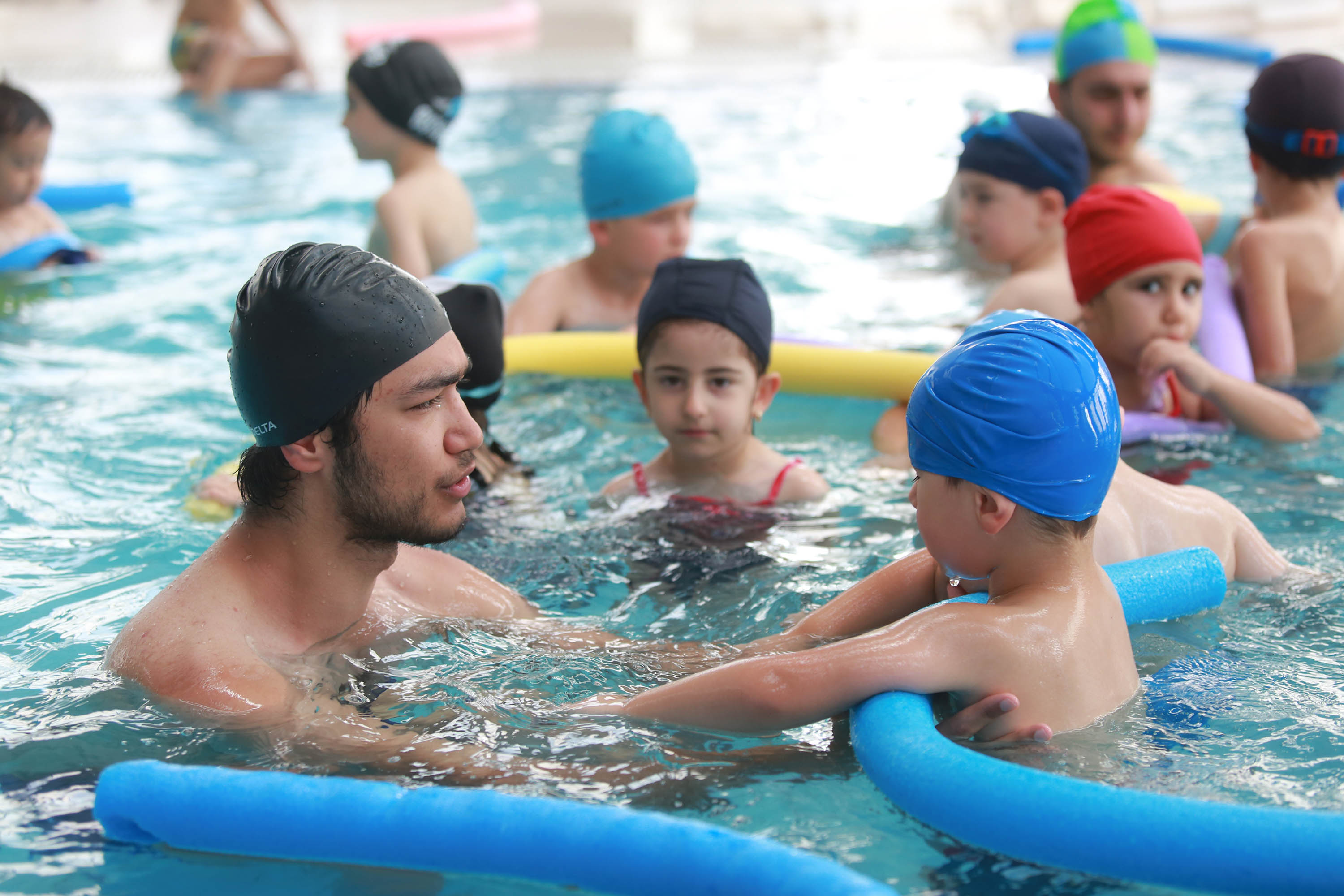 Yenimahalle’de vatandaşlar havuzlarda serinliyor