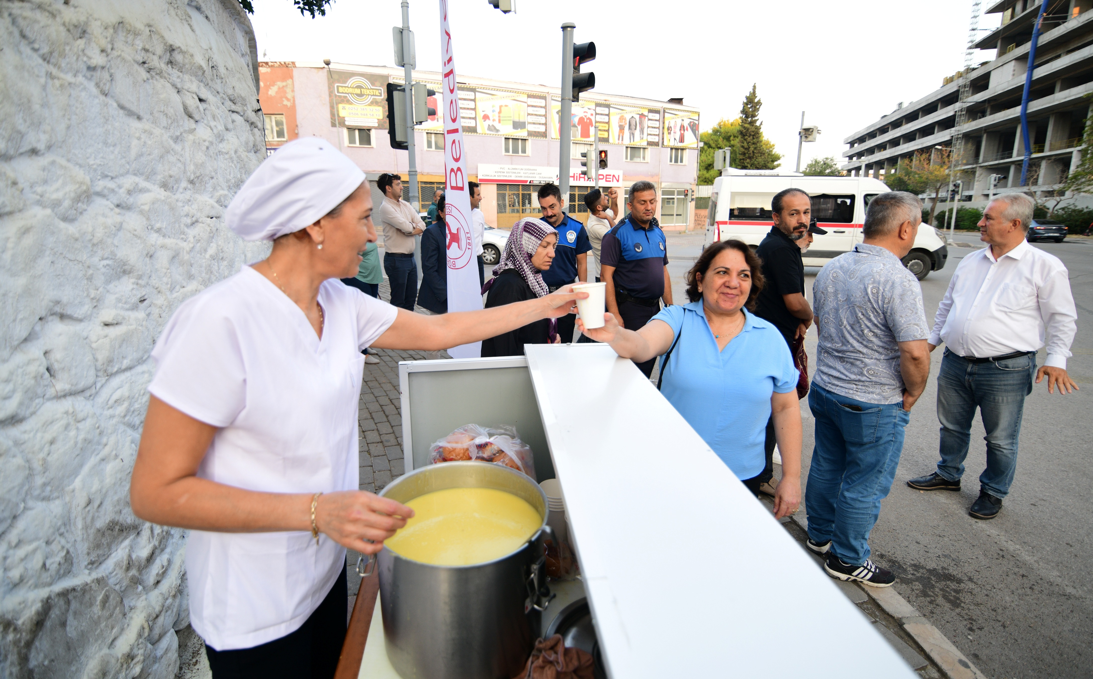 Bornova’da sıcak çorba dağıtımı başladı