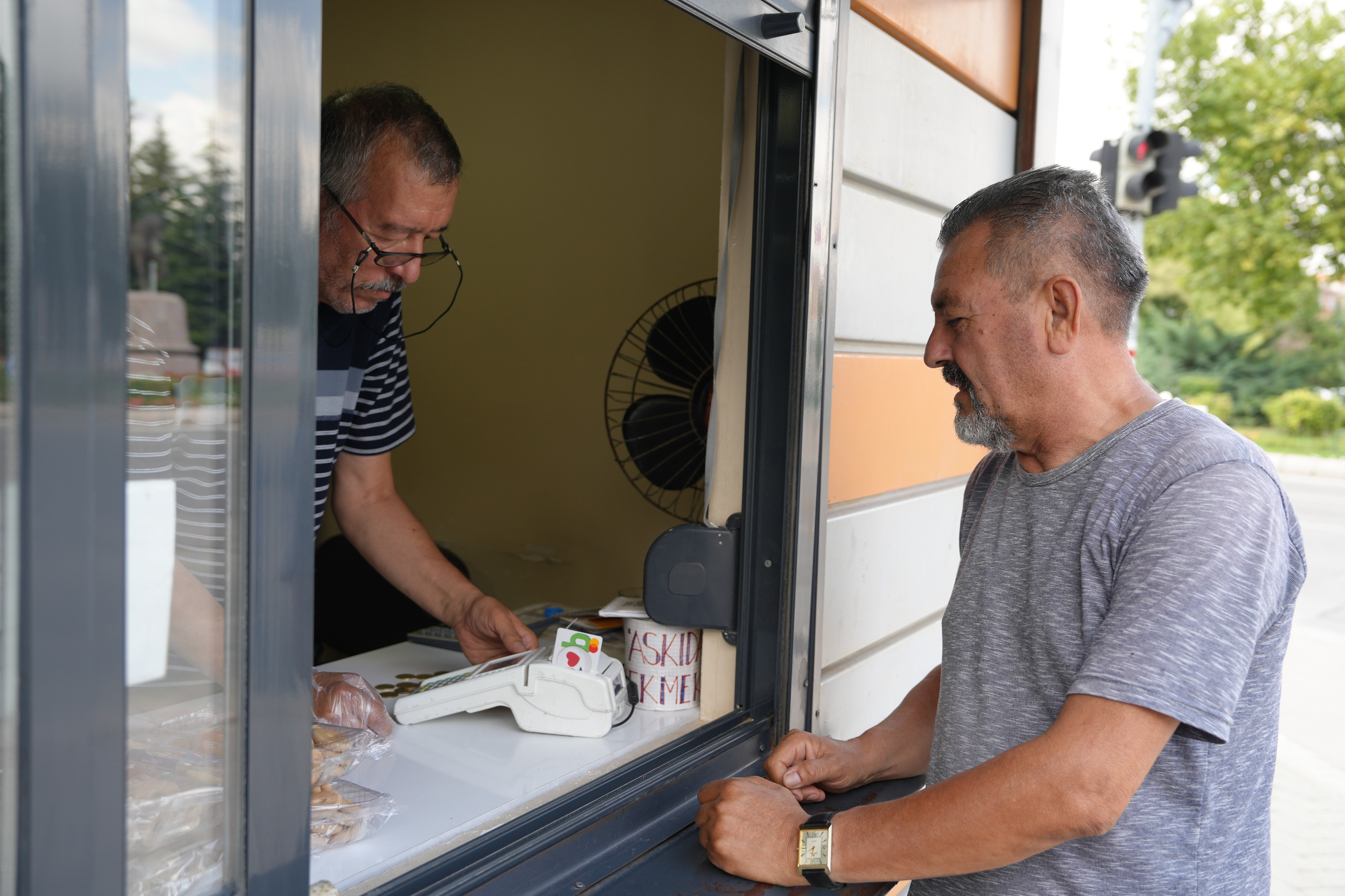 Eskişehir’deki Halk Ekmek satış büfelerinde kredi kartı ile satış dönemi başladı