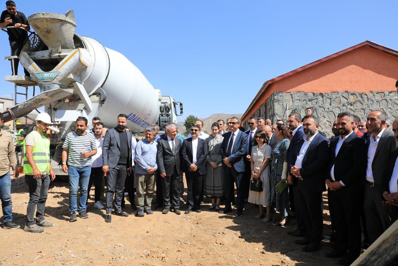 Zırhlıoğlu Grubu ve Dünya İnsani Yardımlaşma Derneği iş birliğiyle Bitlis’e köy okulu