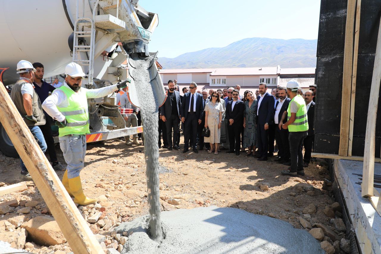 Zırhlıoğlu Grubu ve Dünya İnsani Yardımlaşma Derneği iş birliğiyle Bitlis’e köy okulu