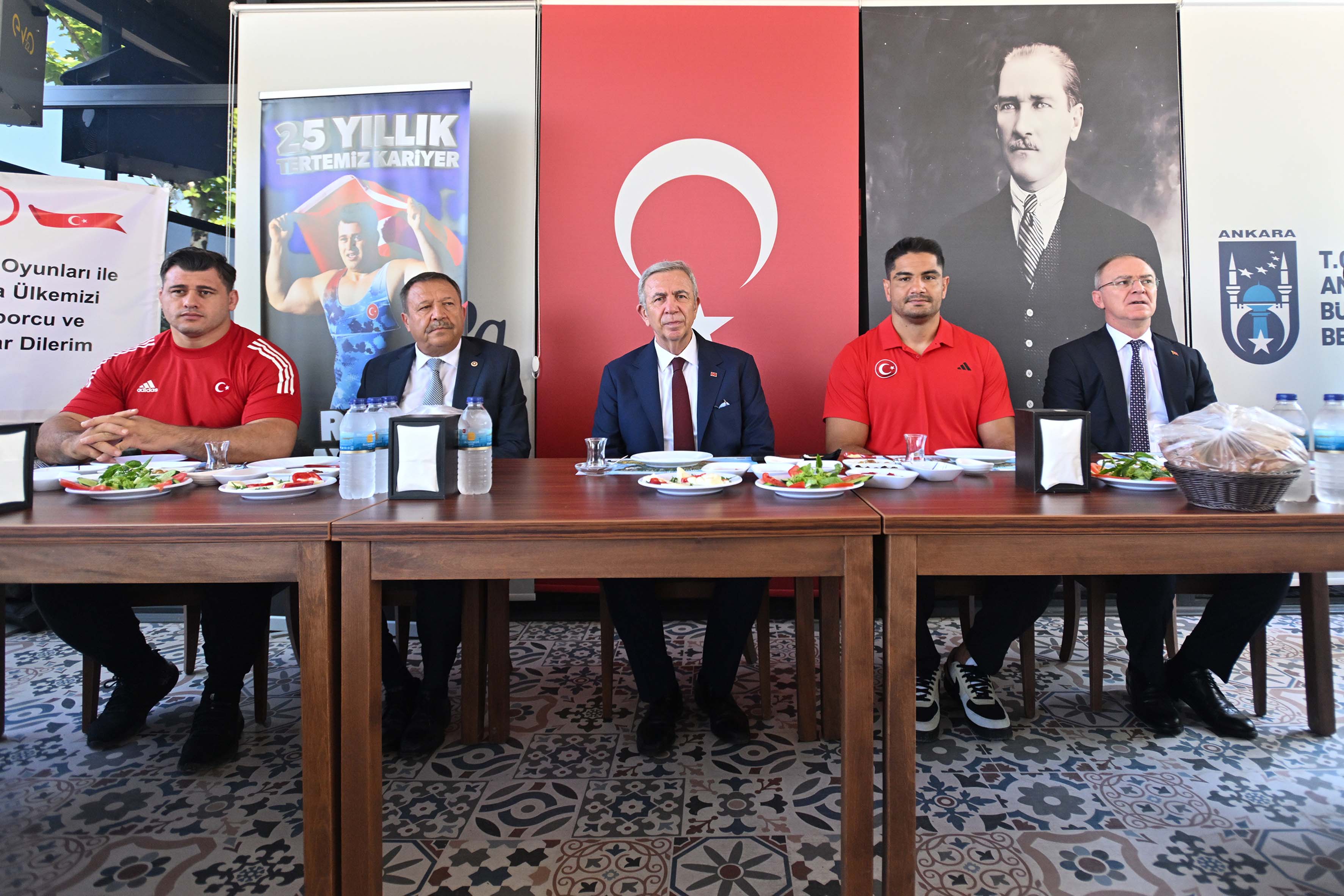 Başkan Yavaş, olimpiyatlara katılacak sporcularla bir araya geldi