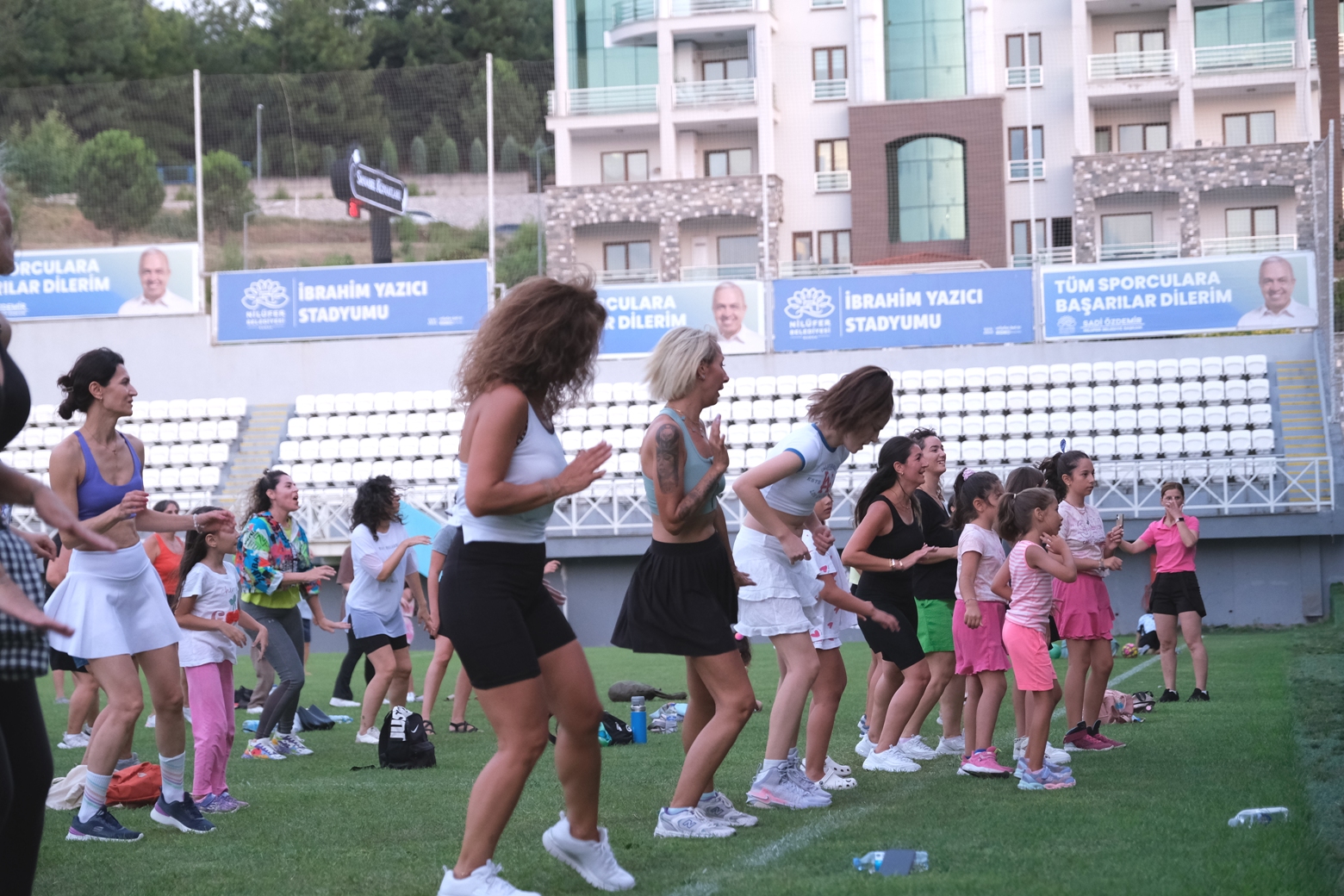 Nilüfer Belediyesi’nin, açık havada düzenlediği zumba atölyeleri sona erdi