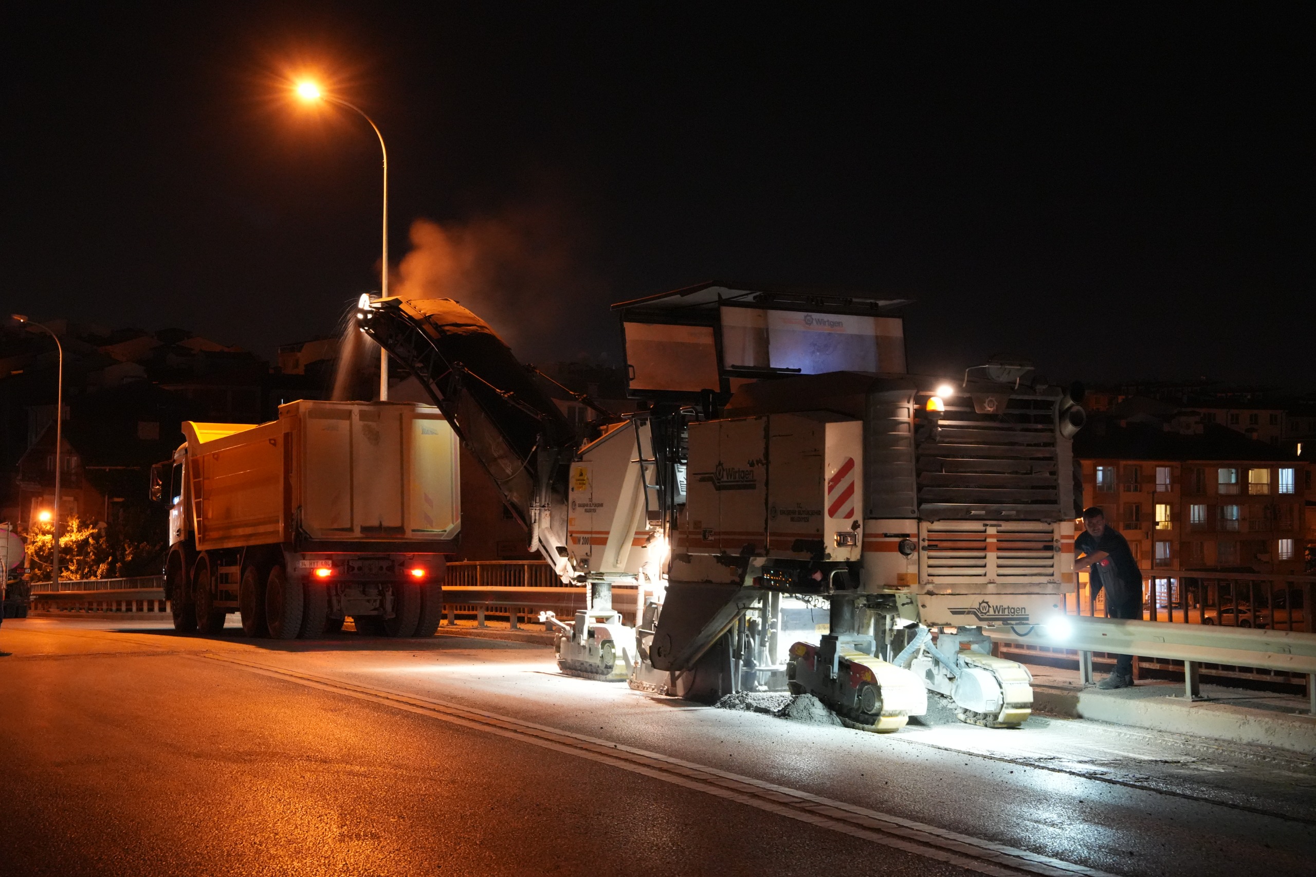 Eskişehir Büyükşehir Belediyesi ekiplerinden yollarda gece mesaisi