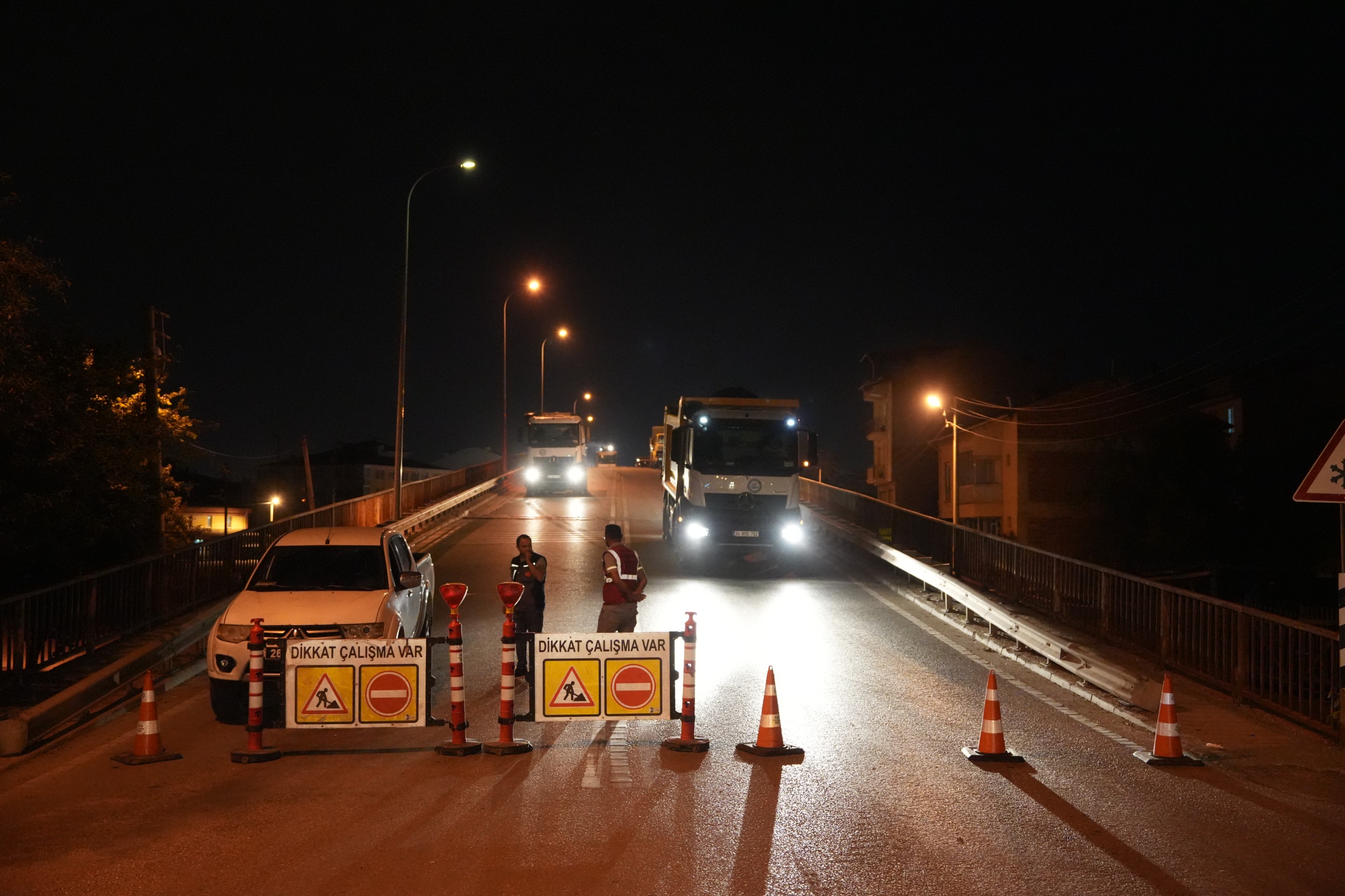 Eskişehir Büyükşehir Belediyesi ekiplerinden yollarda gece mesaisi