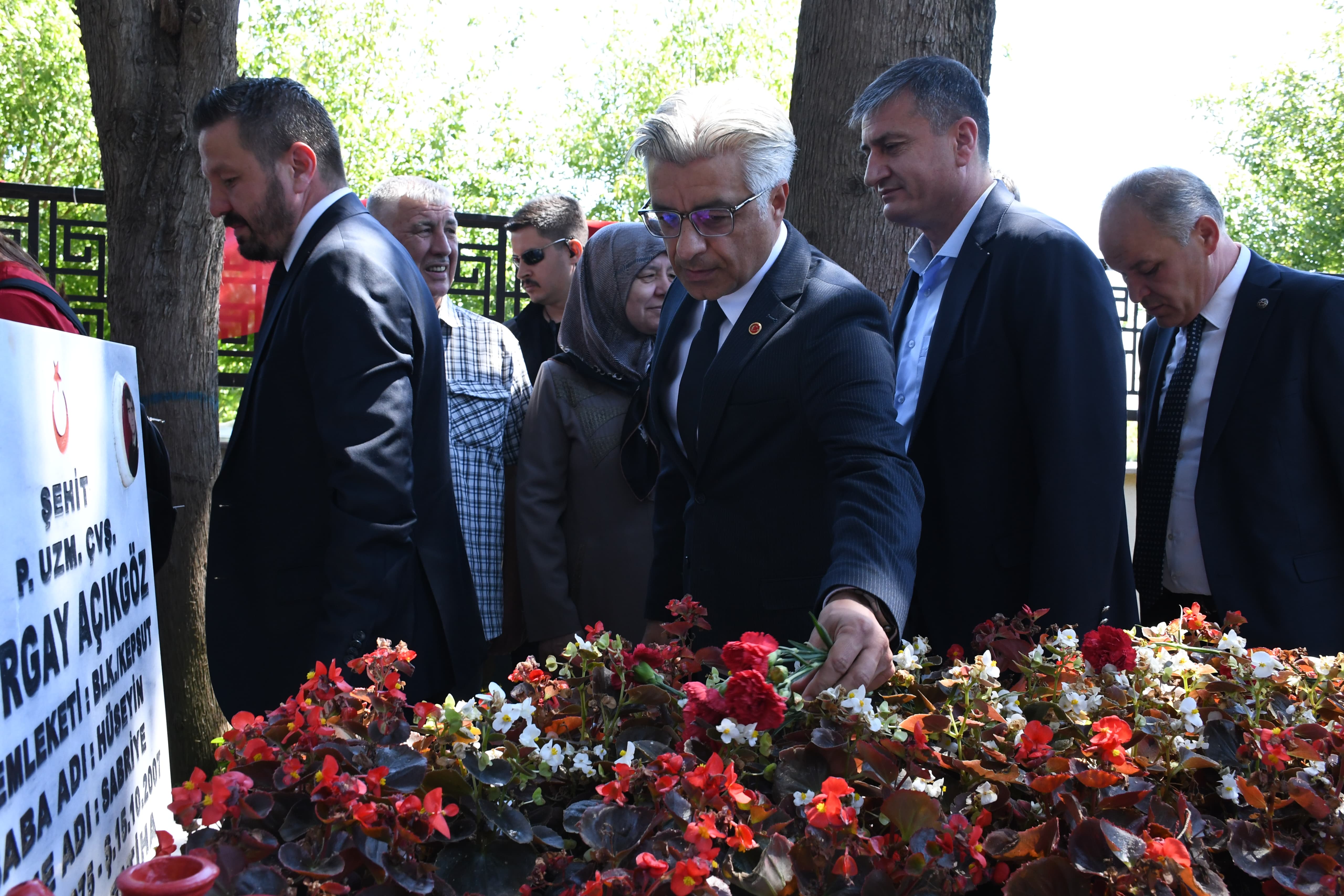 Balıkesir protokolünden Balıkesir Şehitliği’ne ziyaret