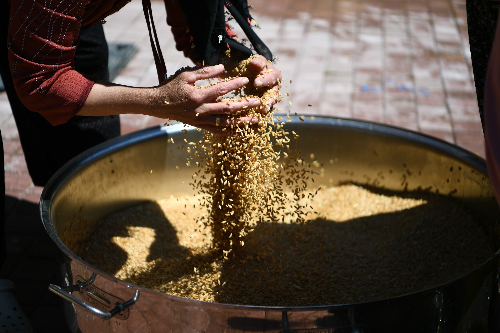 Mamak’ta asırlık gelenek olarak sürdürülen bulgur kaynatma sezonu başladı