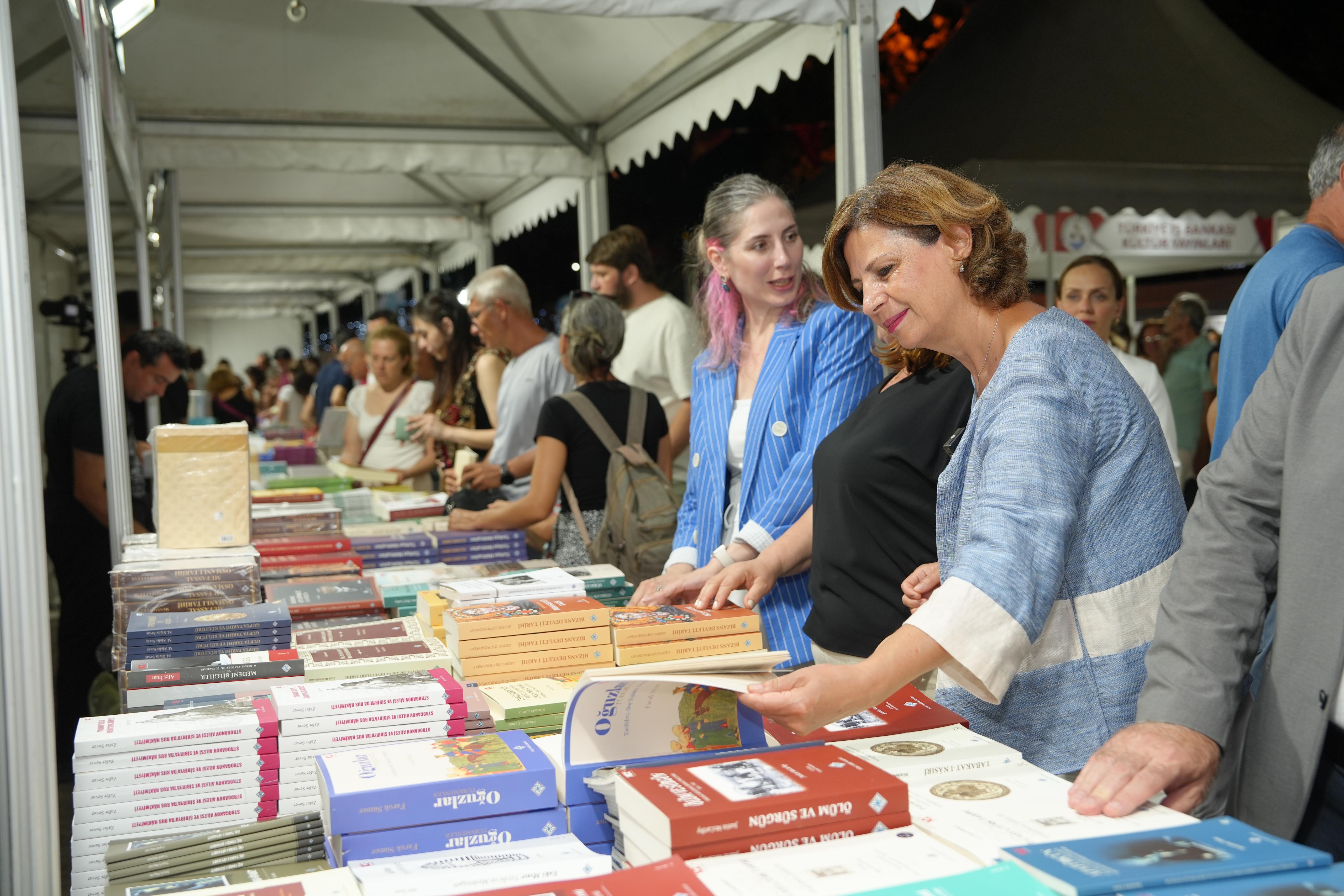 Başkan Ünlüce, Burhaniye 5. Kitap Fuarı’na katıldı