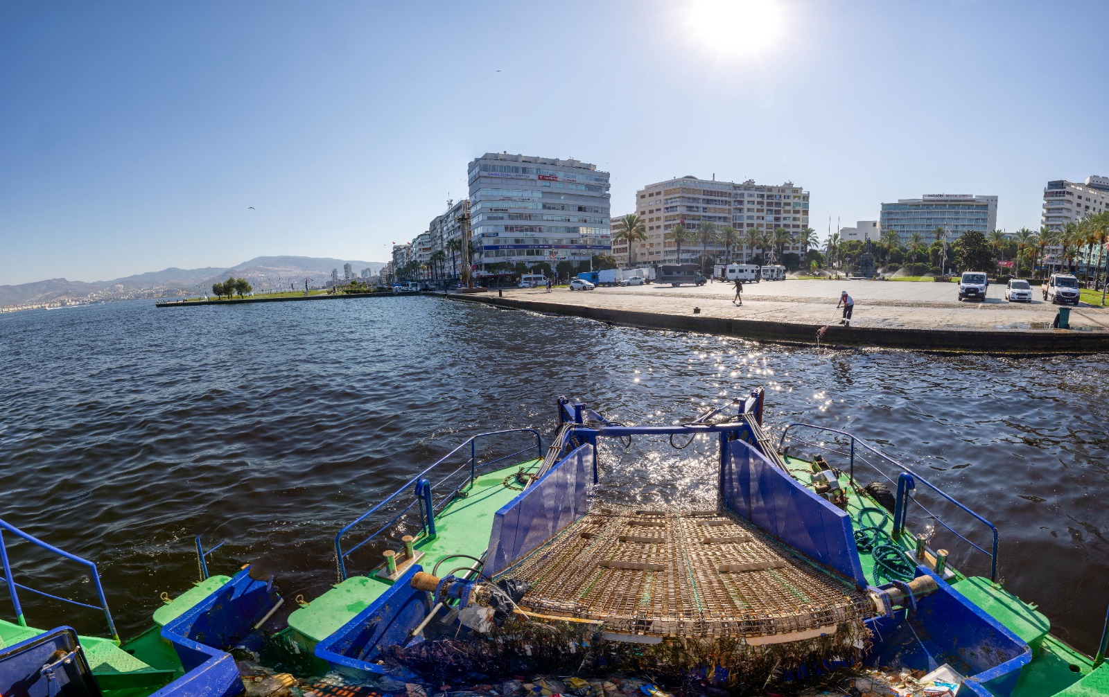 İzmir Körfezi’nin korunması için yüzey temizliği yapılıyor