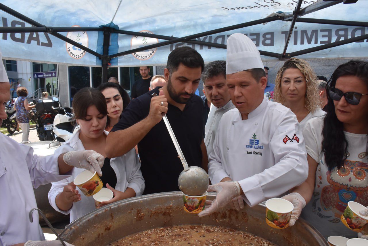 Edremit Belediyesi’nden vatandaşlara aşure ikramı