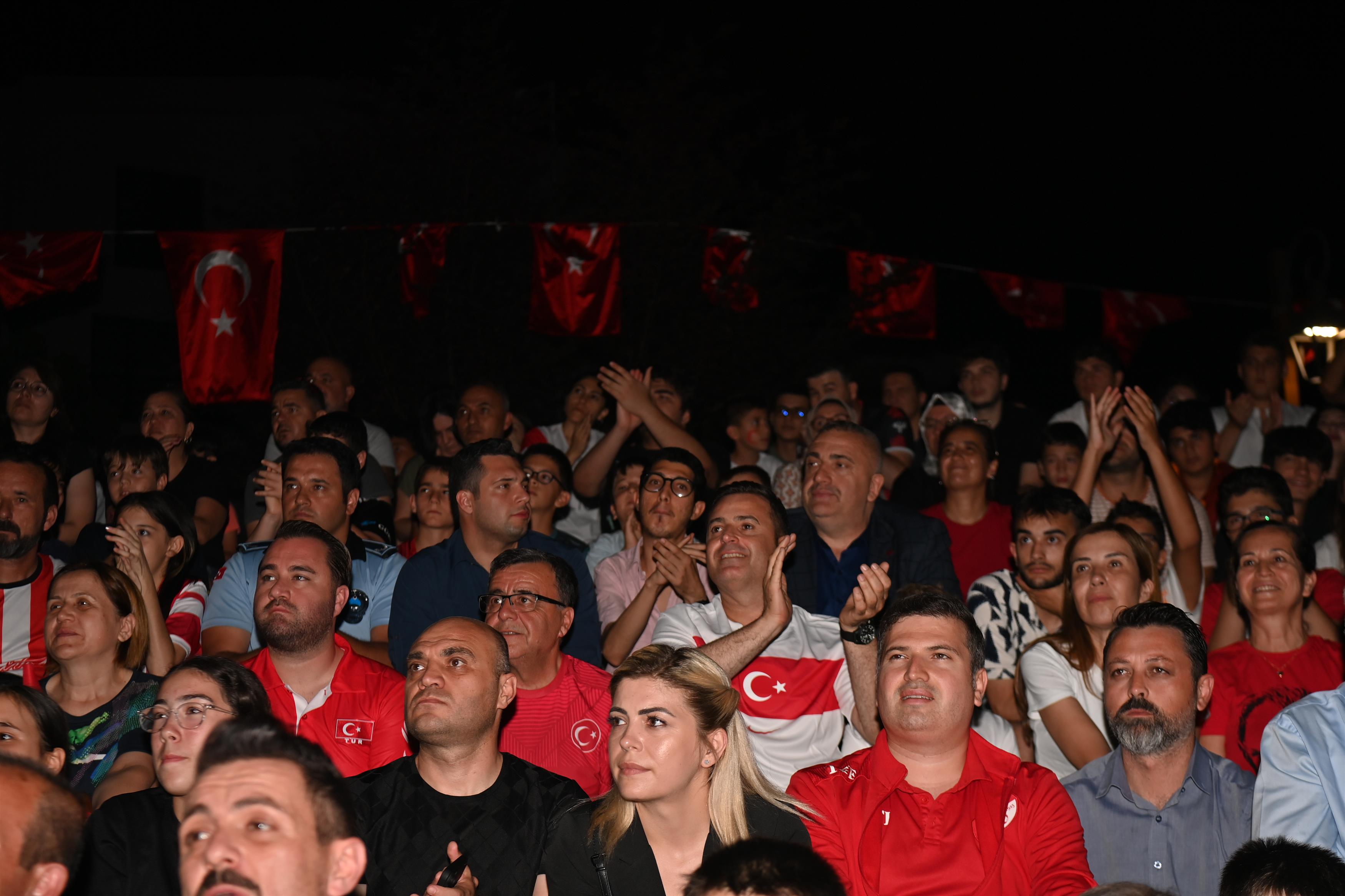 Balıkesirliler Avusturya-Türkiye maçını ekranlardan izledi
