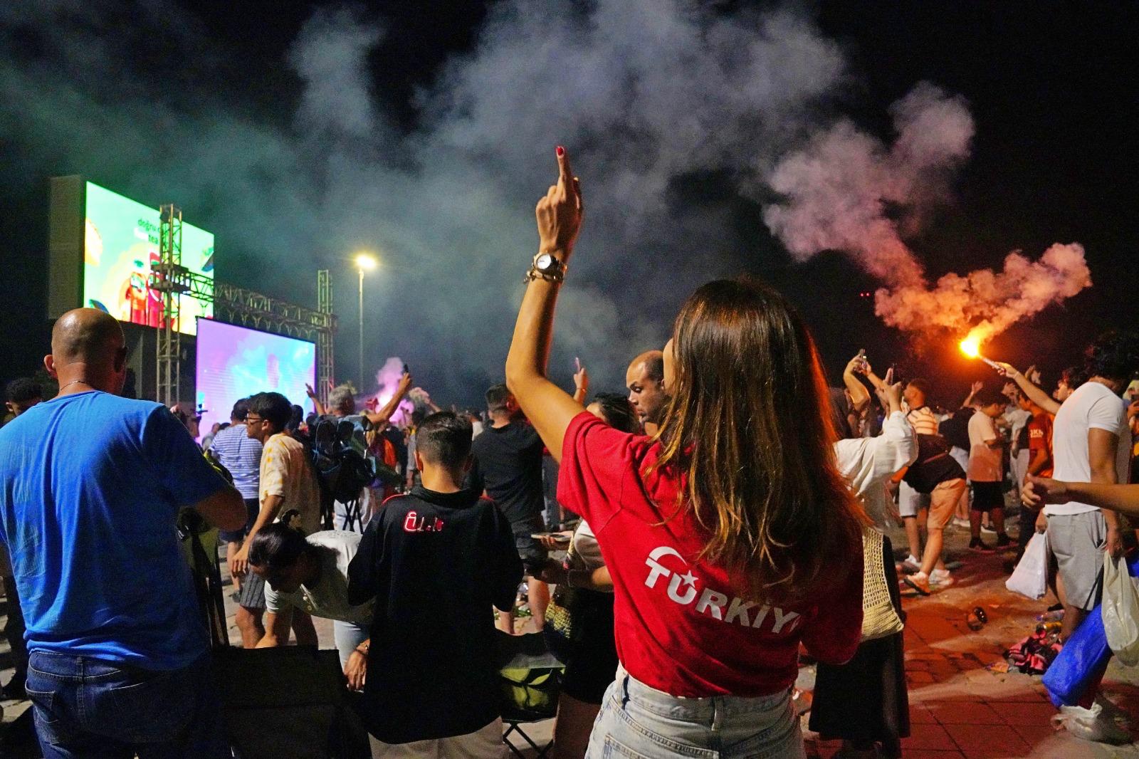 İzmir’deki meydanlarda çeyrek final coşkusu