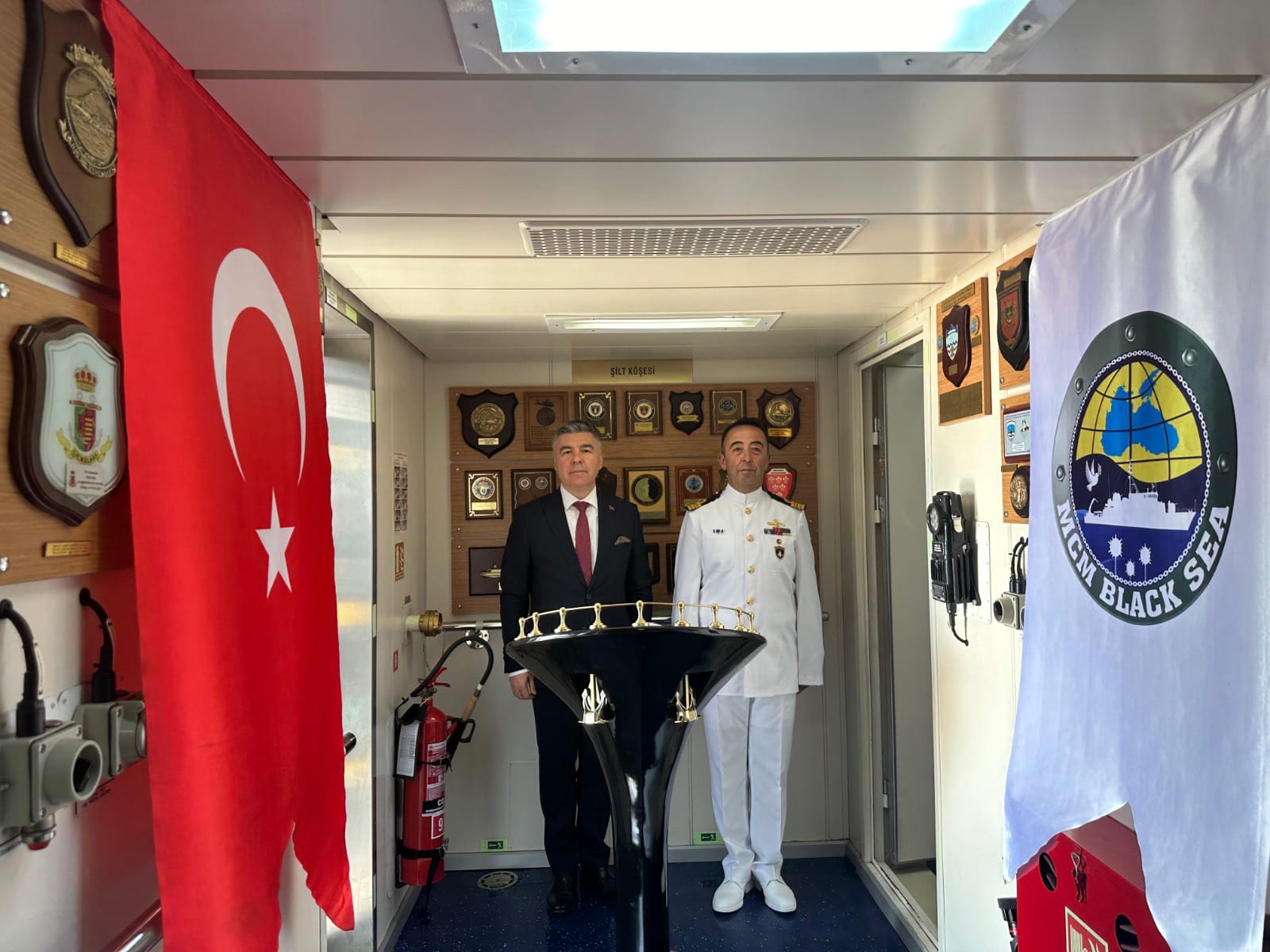 TCG Yüzbaşı Güngör Durmuş akaryakıt ve TCG Akçay mayın avlama gemileri eğitim yaptı