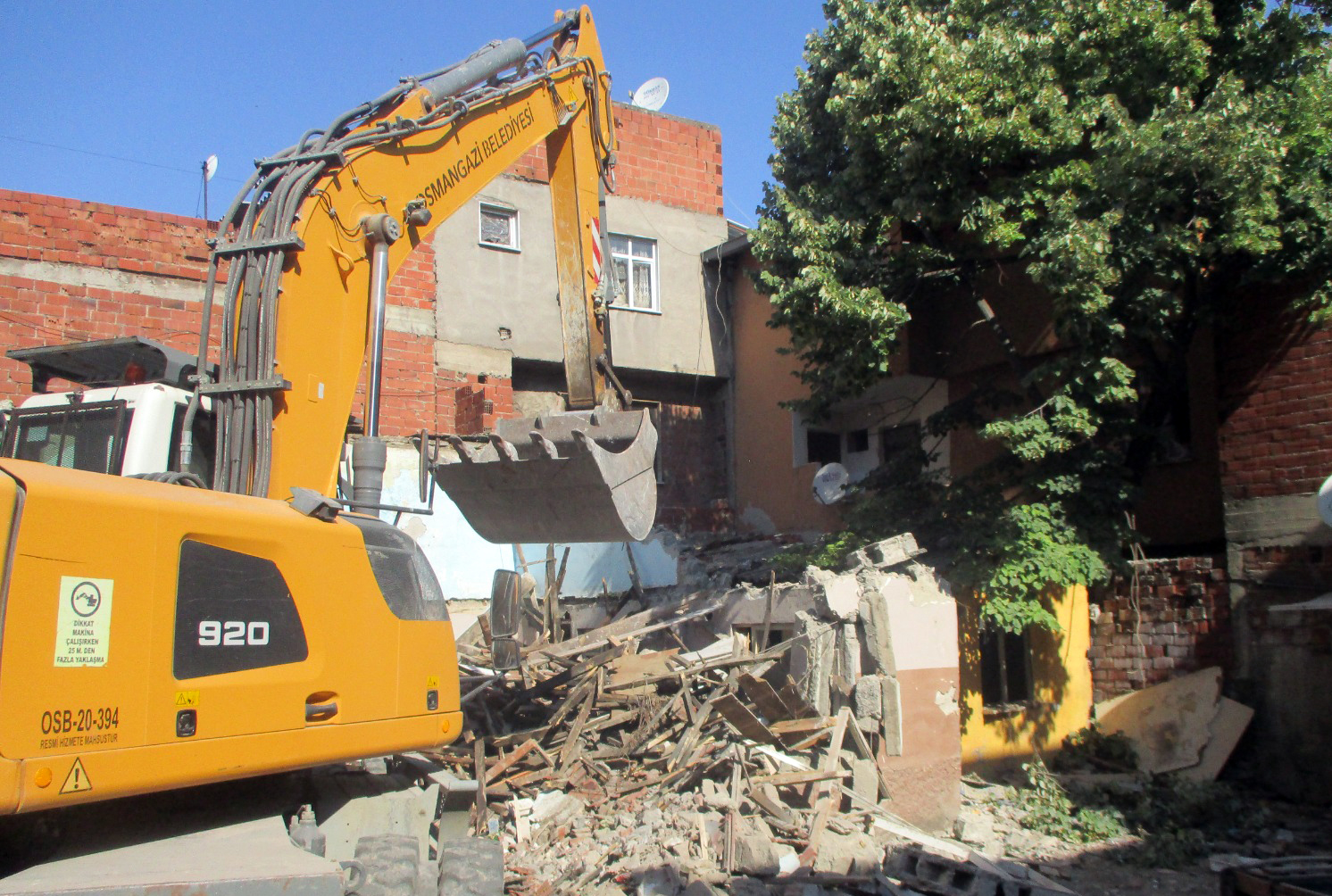 Osmangaz Belediyesi, metruk binaların yıkımlarına devam ediyor