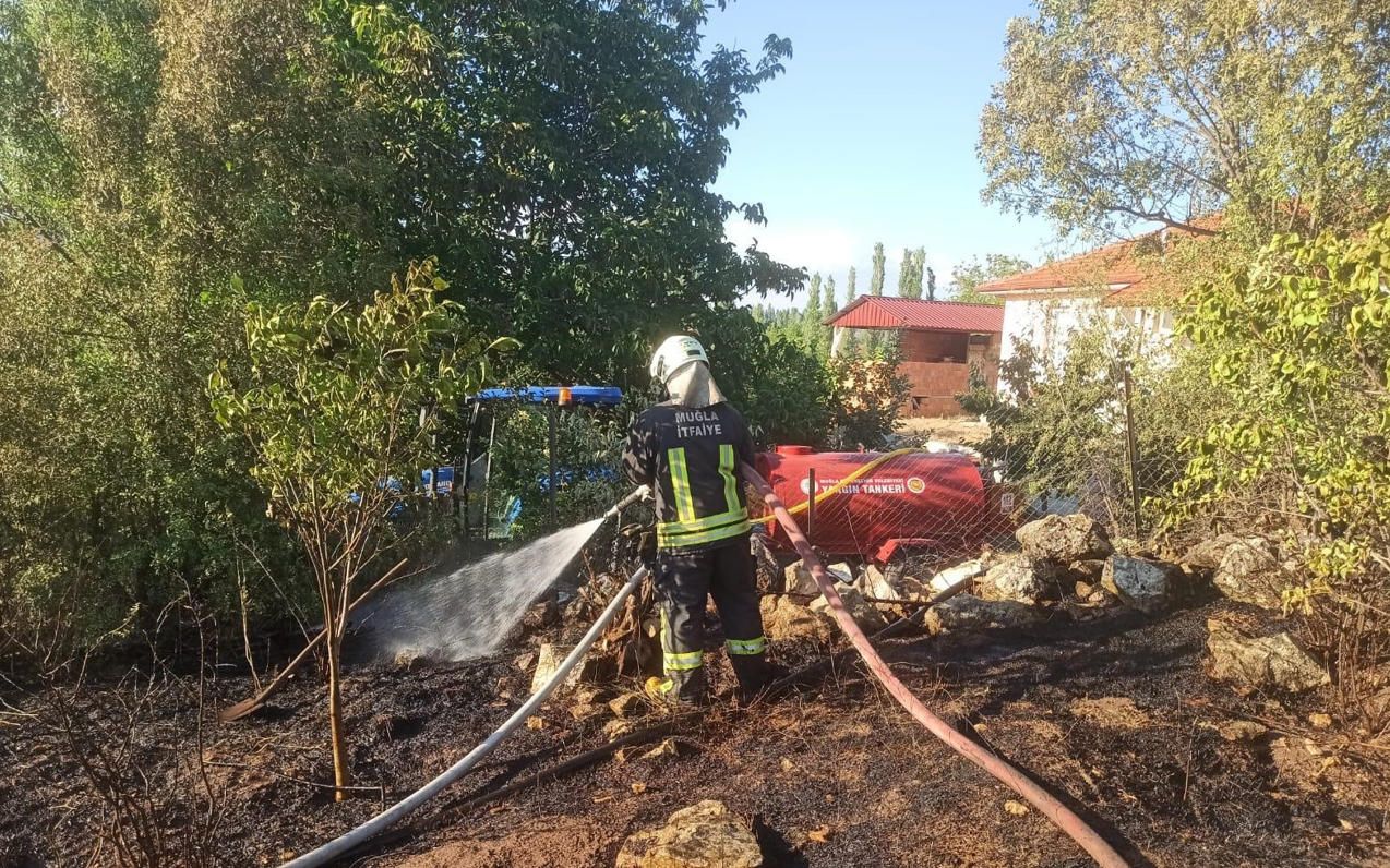 Muğla’da tankerlerle yangınların büyümesi önlendi