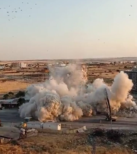 Şanlıurfa’da 17 katlı bina kontrollü şekilde yıkıldı