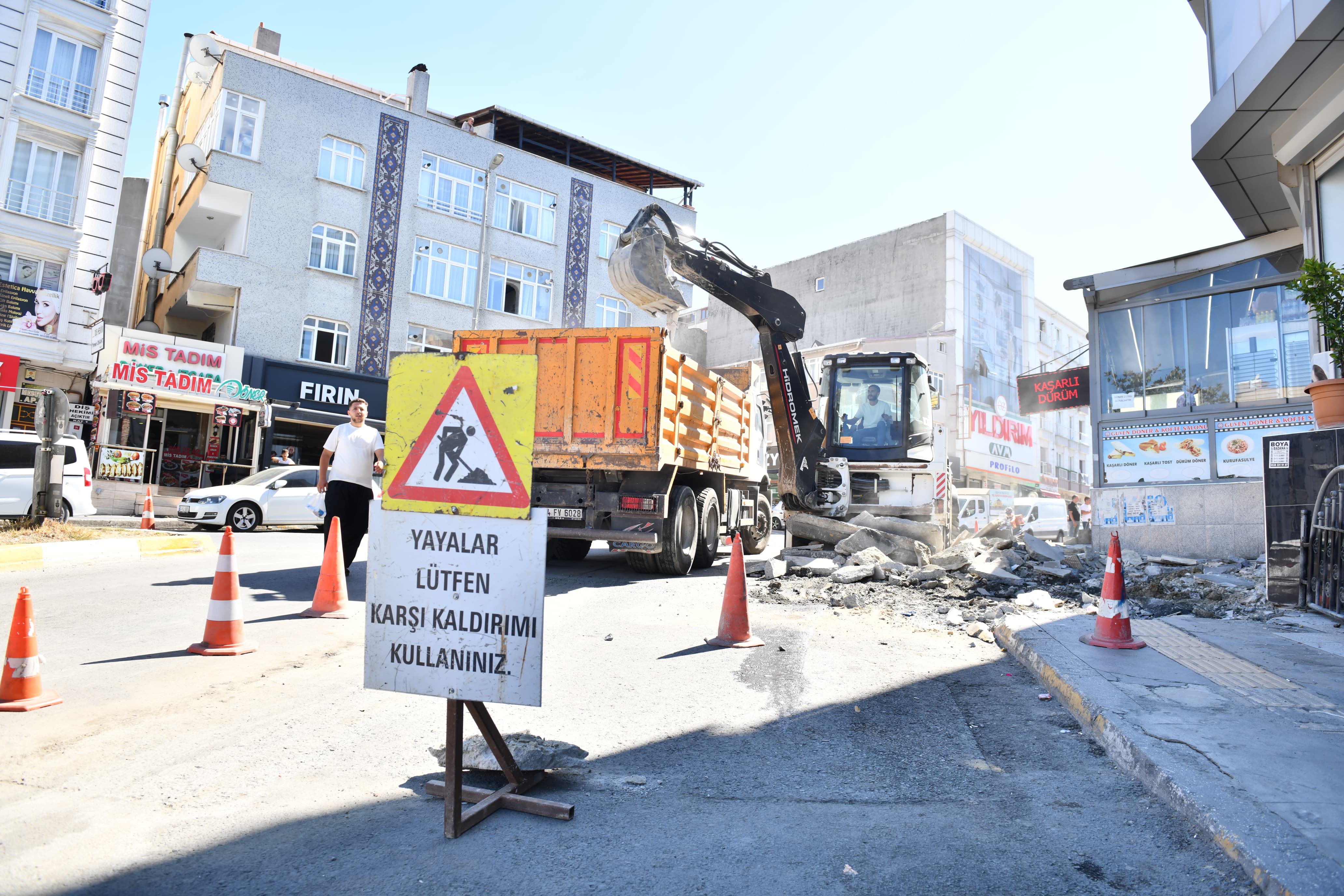 Esenyurt Belediyesi, ilçenin önemli caddelerini yeniden düzenliyor