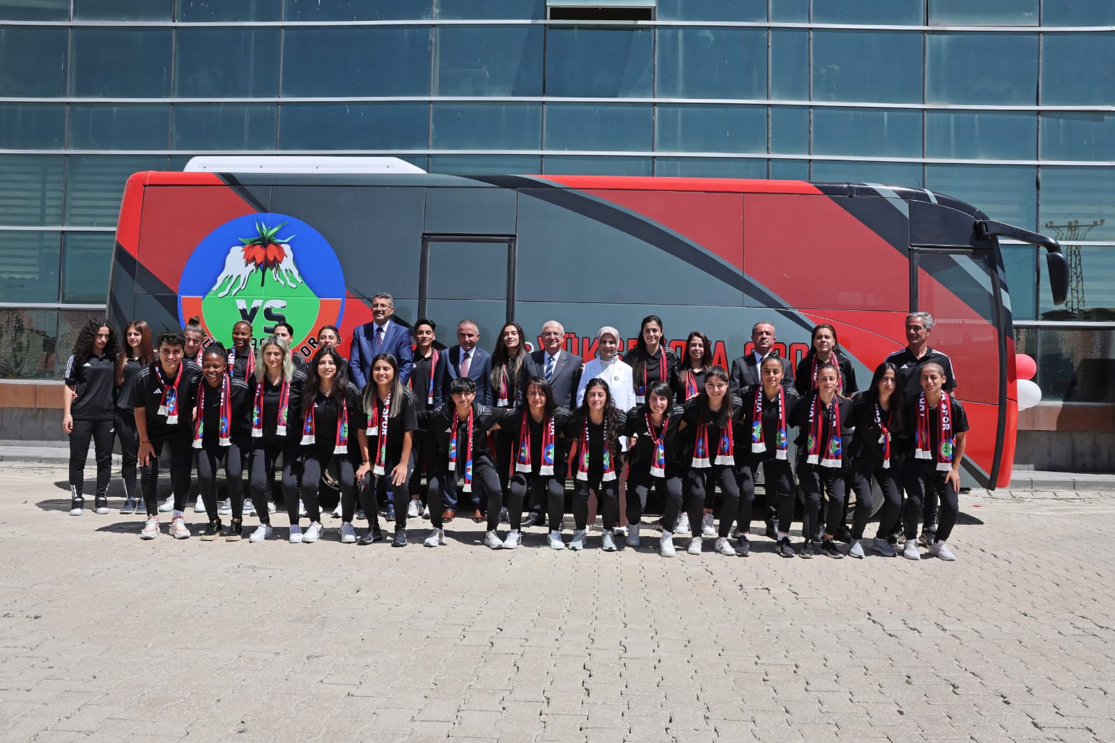 Bakanlar Güler ve Göktaş, Yüksekova Spor Kadın Futbol Takımı ile bir araya geldi