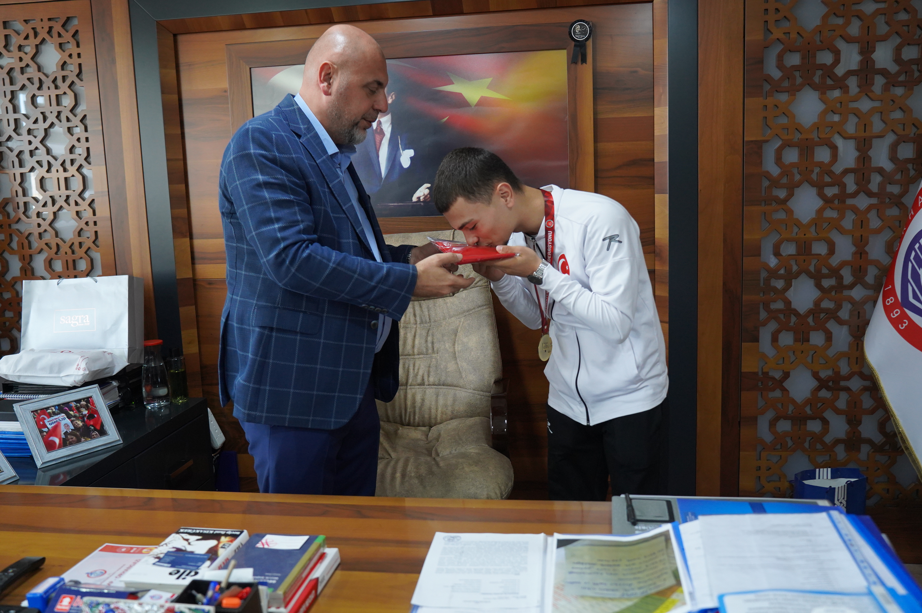 Başkan Aydın, karate şampiyonu Hamza Onur Yazıcı’yı ağırladı