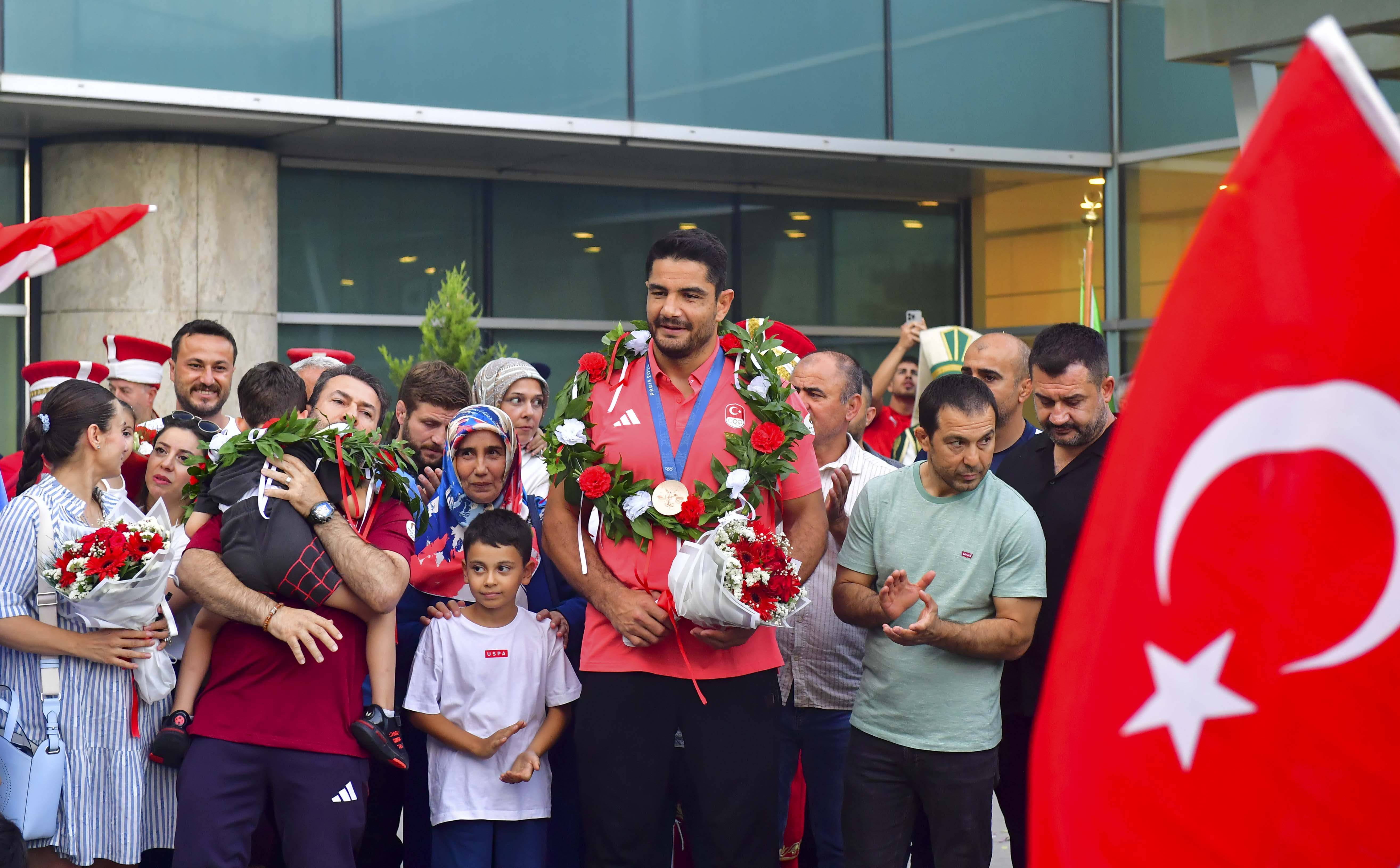 Olimpiyat üçüncüsü milli güreşçi Taha Akgül, Ankara’da vatandaşlar tarafından karşılandı