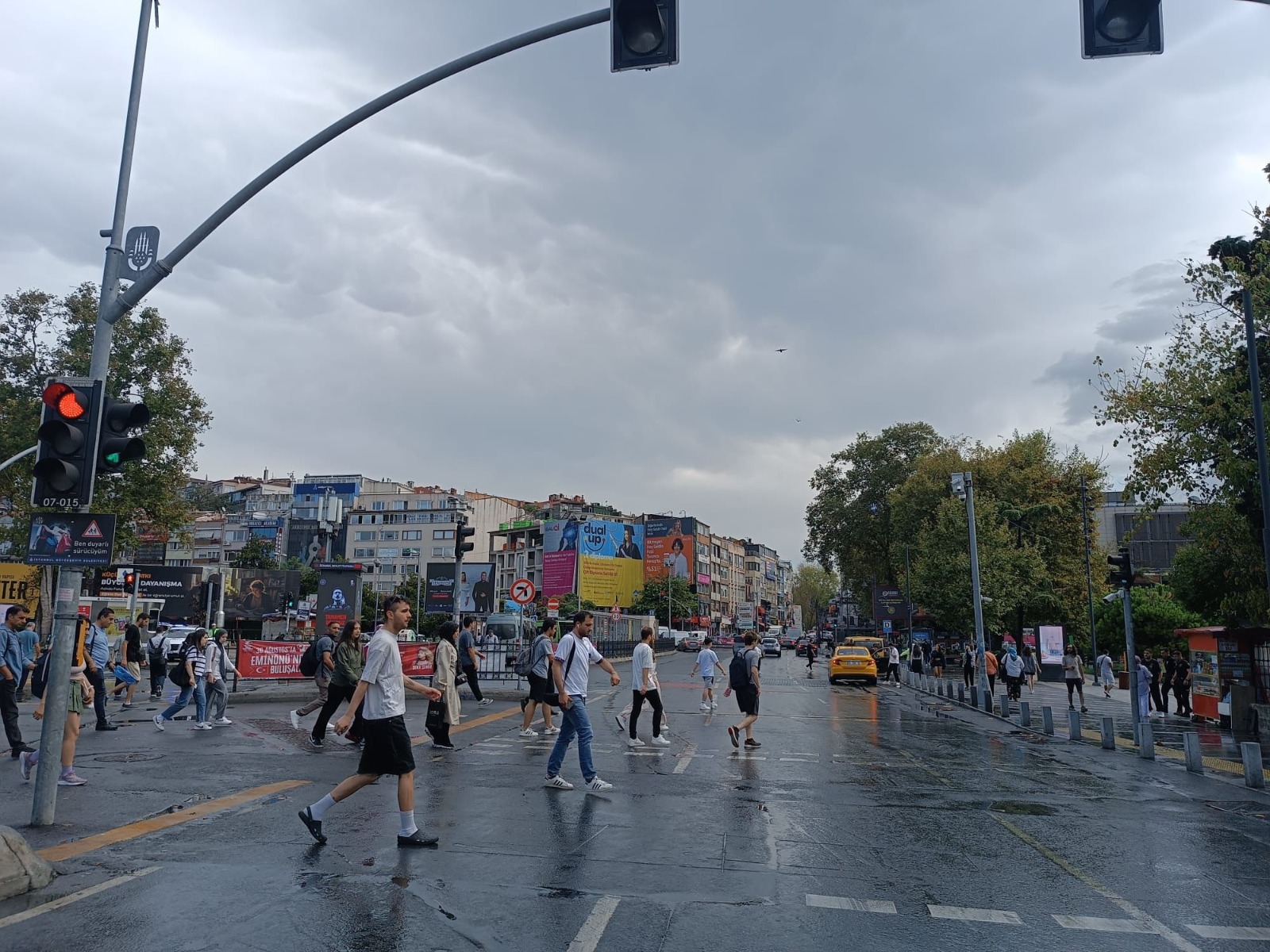 İBB ekipleri sahada yağışlara karşı müdahalelerde bulundu