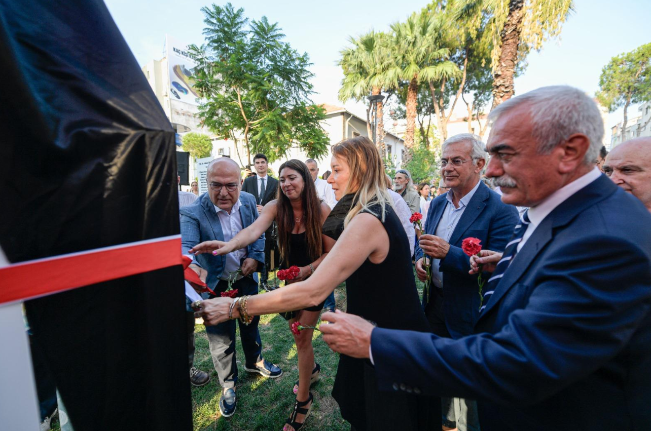 İzmir Kent Konseyi’nin eski Başkanı Akyarlı, düzenlenen törenle anıldı