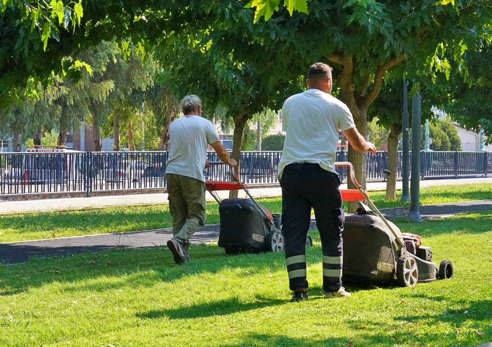 İzmir’deki parklarda bakım onarım ve zemin yenileme çalışması