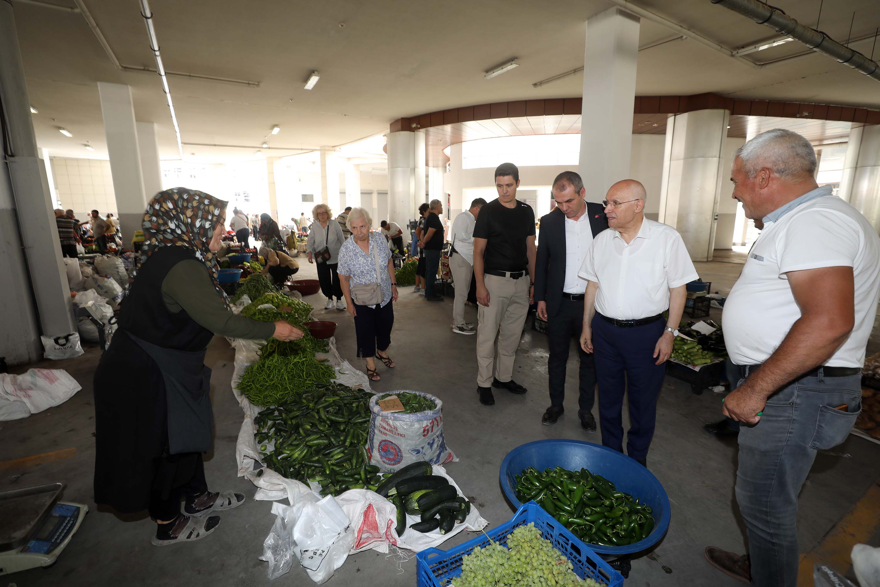 Başkan Yaşar, Köylü ve El Emeği Pazarı’nı ziyaret etti