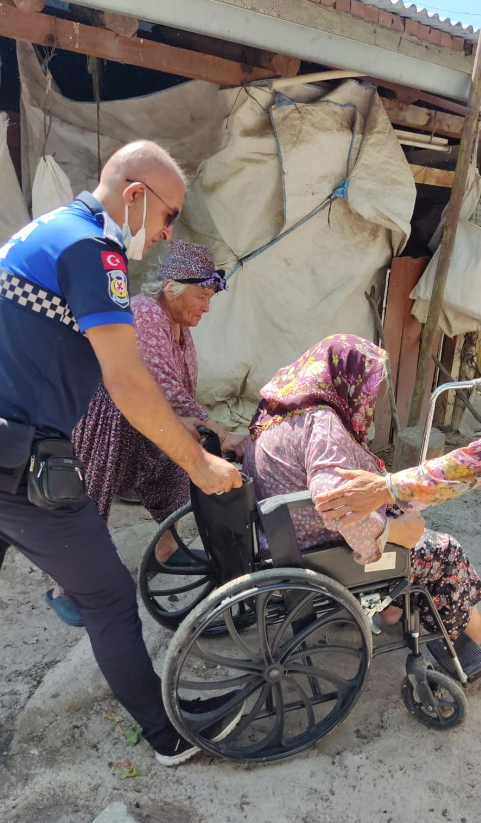 İzmir Büyükşehir Belediyesinin tüm birimleri yangınla mücadele ediyor