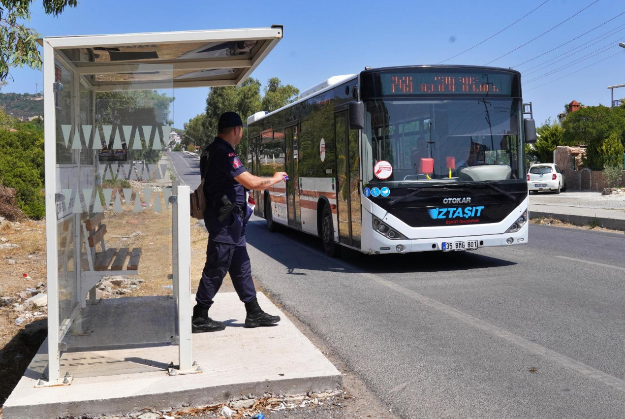 İzmir Büyükşehir Belediyesi, tabelalı durakları kapalılarıyla değiştirmeye başladı