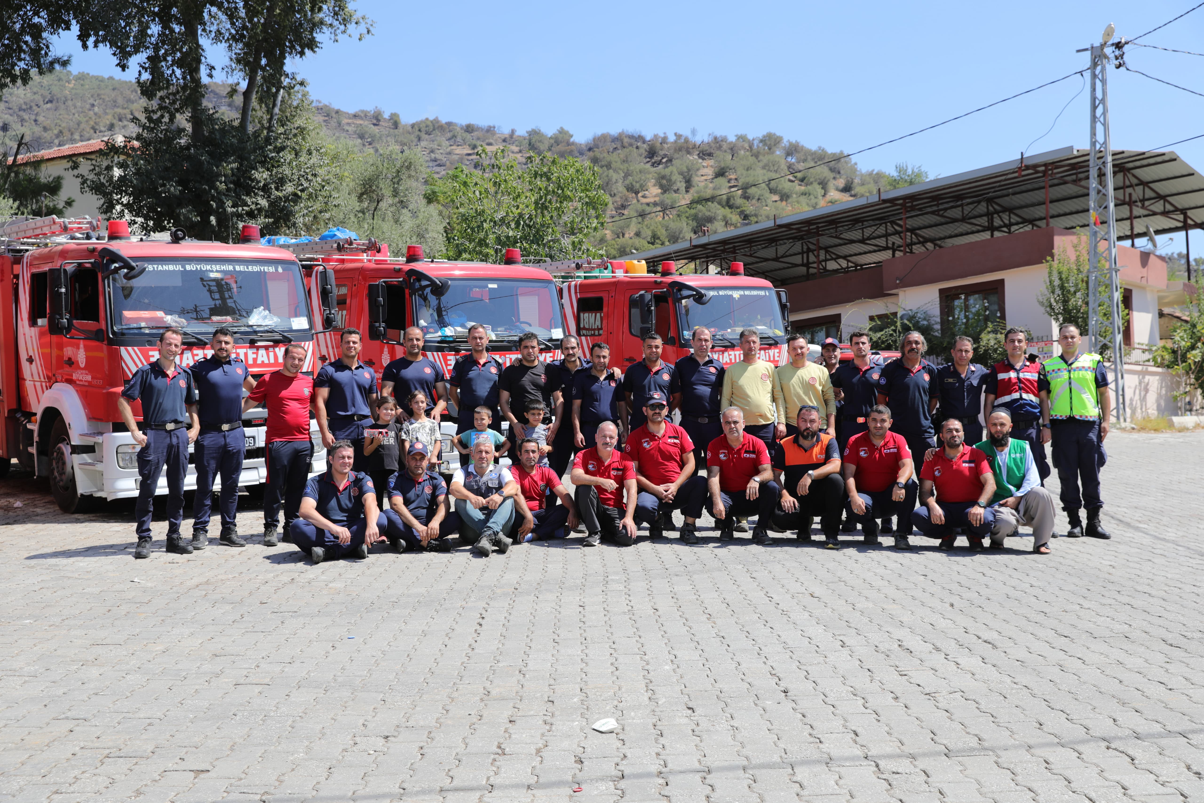 İBB ekipleri, İzmir’deki yangına müdahale çalışmalarına destek verdi