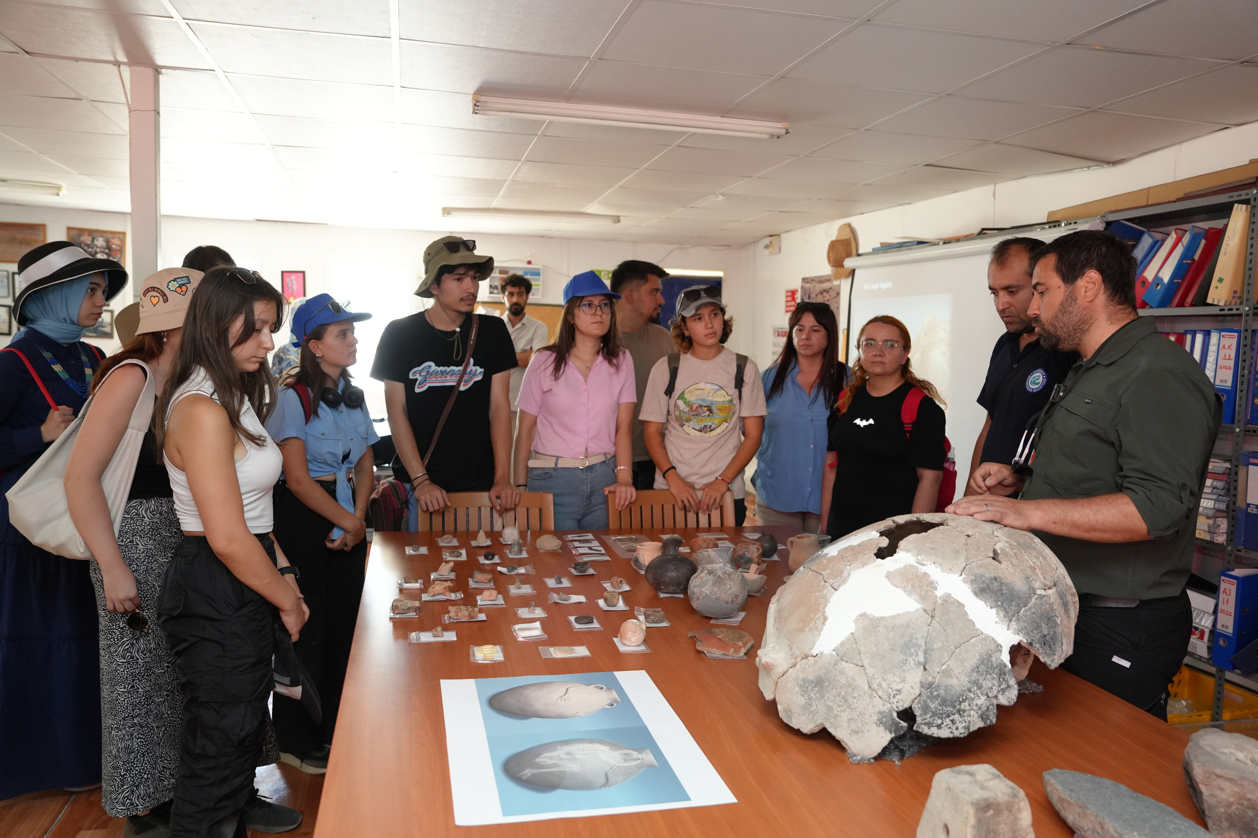 Gönüllü gençler, Küllüoba Höyüğü’ndeki kazı çalışmalarını inceledi