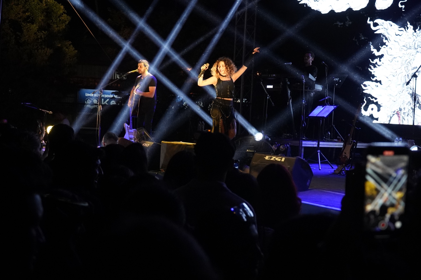 İzmir’in Çim Konserleri’nde Sena Şener sahne aldı