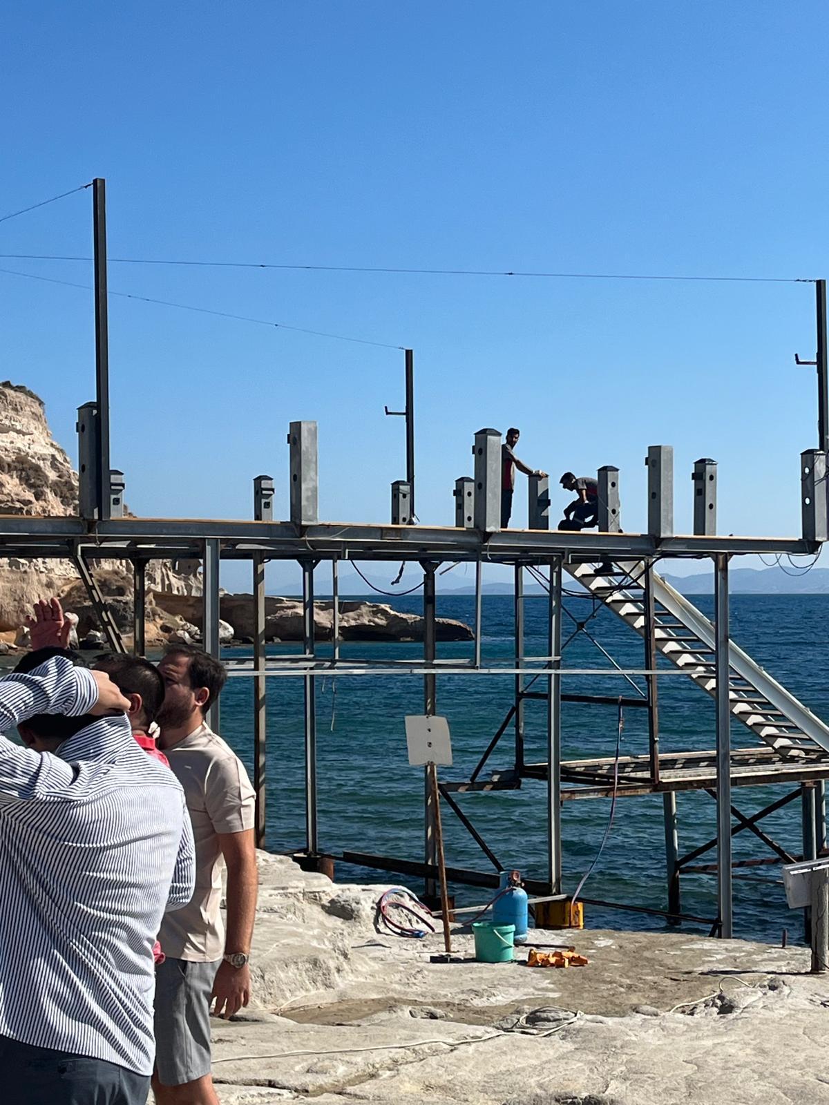 İzmir Ayıbalığı Koyu’ndaki izinsiz iskelenin sökümü başladı