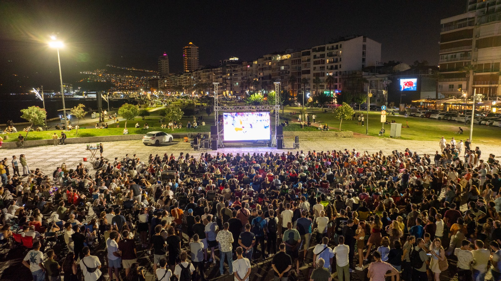 İzmir’de Filenin Sultanları’nın maçı dev ekrandan izlendi