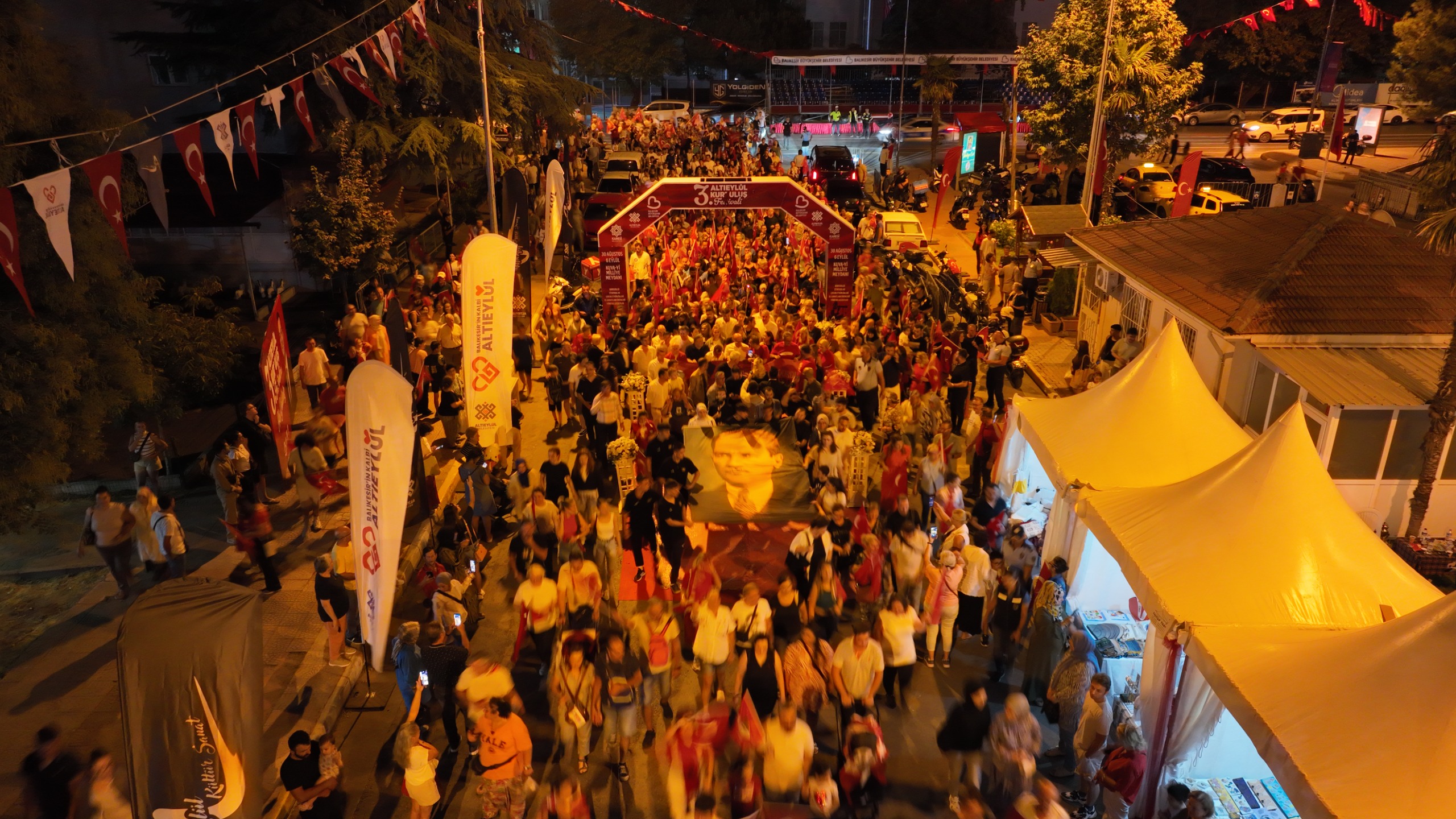 Balıkesirliler, Zafer Bayramı’nı fener alayı ile kutladı