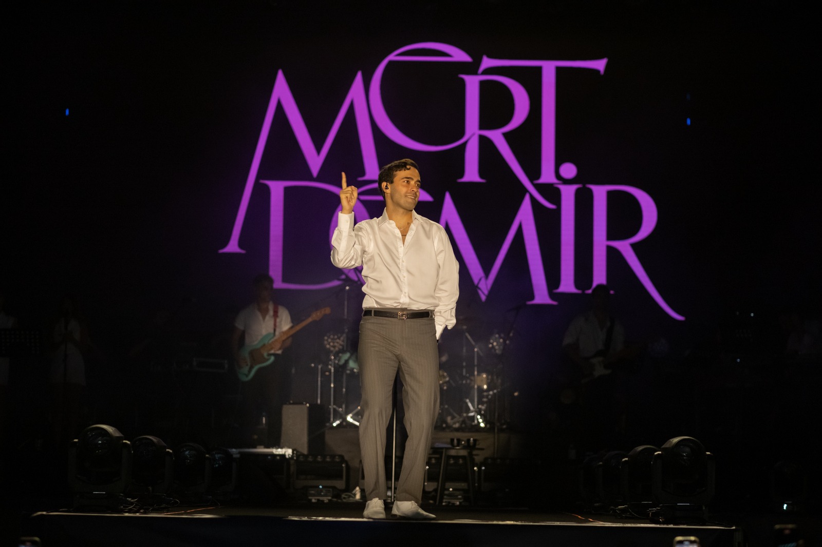 İzmir’de Çim Konserleri, Mert Demir ile başladı