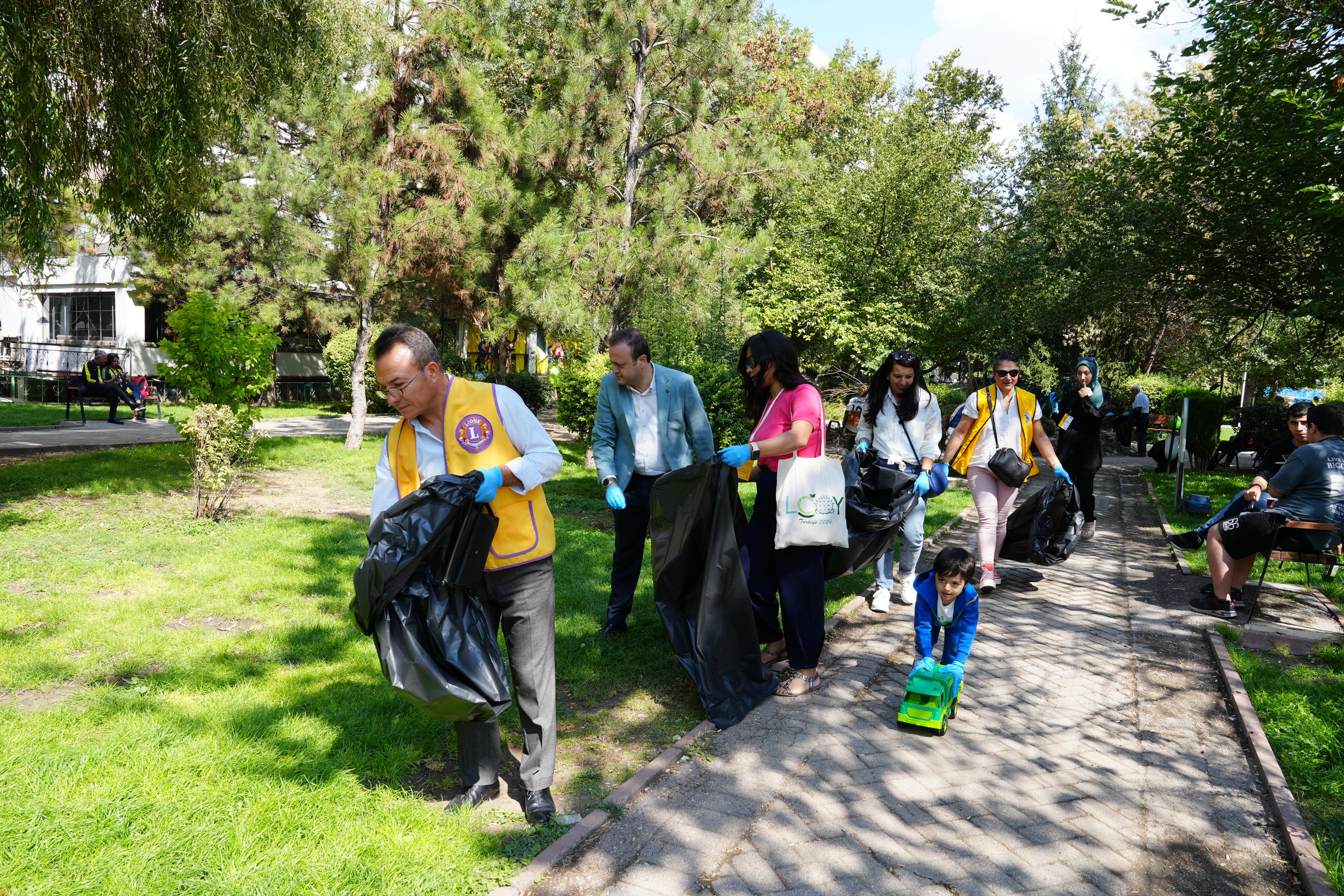 Eskişehir Porsuk Bulvarı üzerinde temizlik etkinliği yapıldı