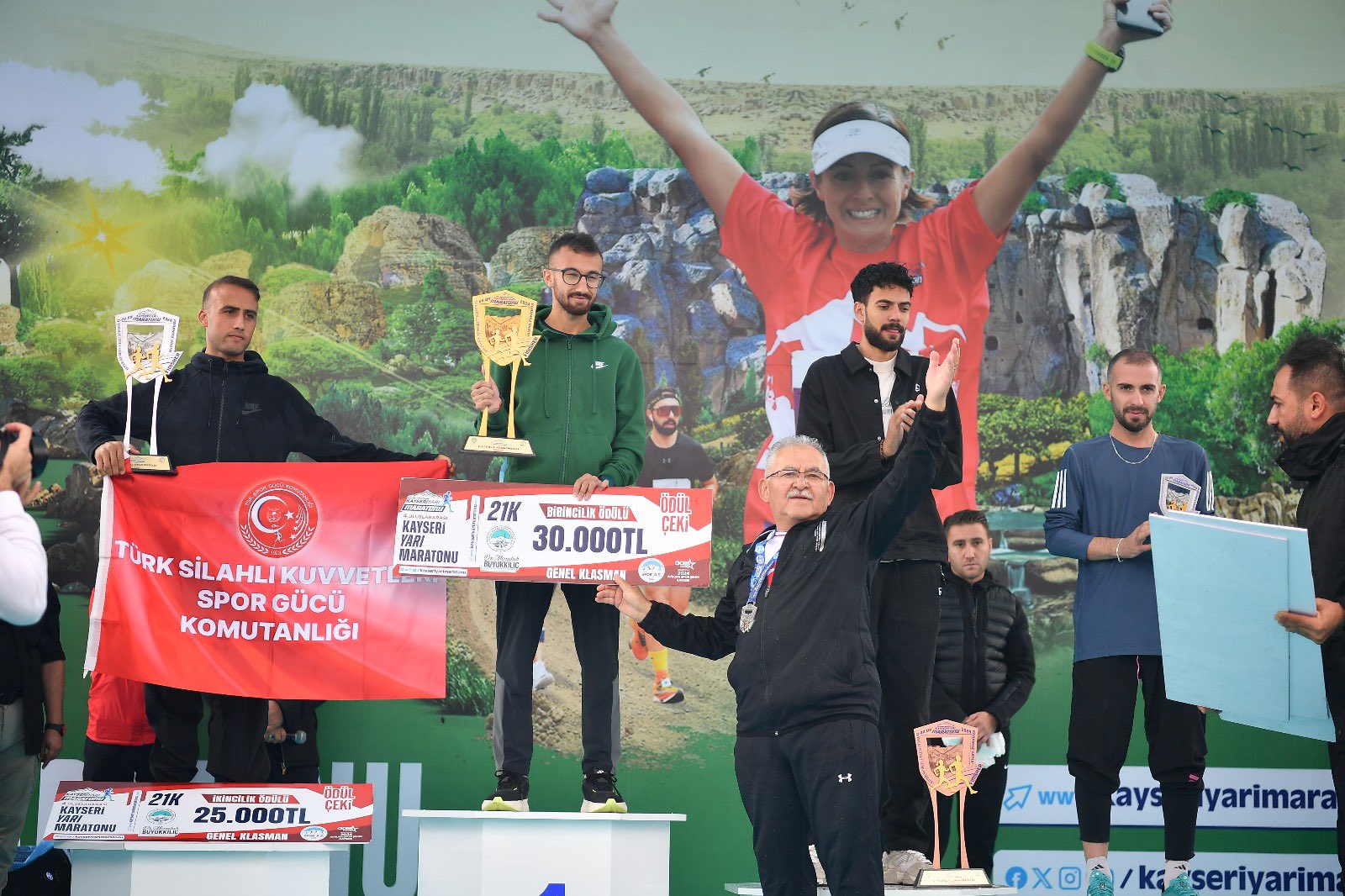 Büyükkılıç, Uluslararası Kayseri Yarı Maratonu’nda dereceye girenlere ödüllerini verdi