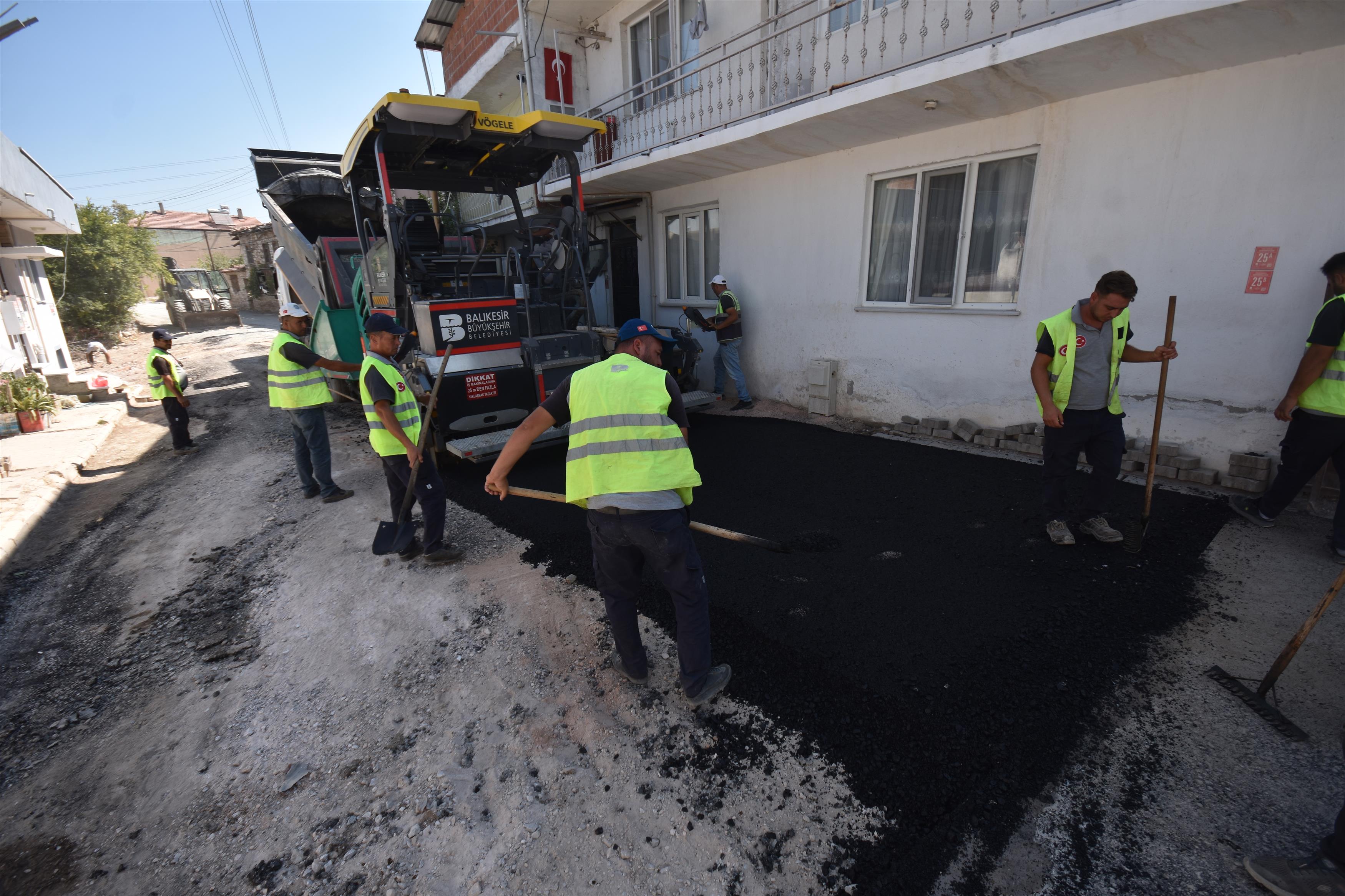 Başkan Akın, sıcak asfalt serim çalışmalarını yerinde inceledi