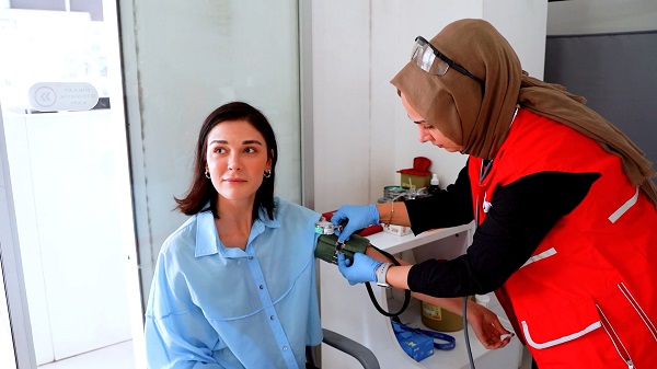 Ünlü oyuncuların Kızılay’ın “Birbirimize Candan Bağlıyız” kampanyasına desteği sürüyor