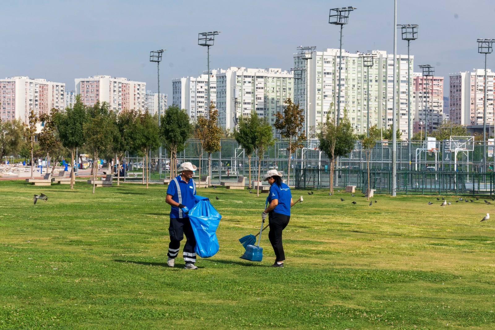 Karşıyaka sahilinde toplanan atıklar fidanlara dönüşecek