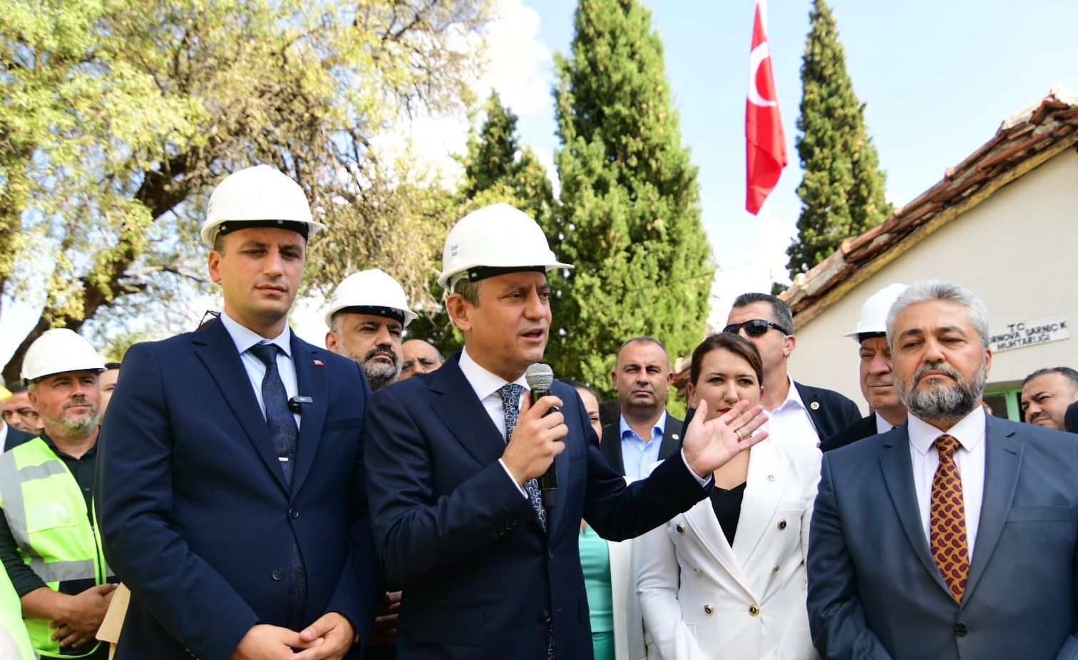 Özel, Bornova Belediyesi’nin üstlendiği caminin temelini attı