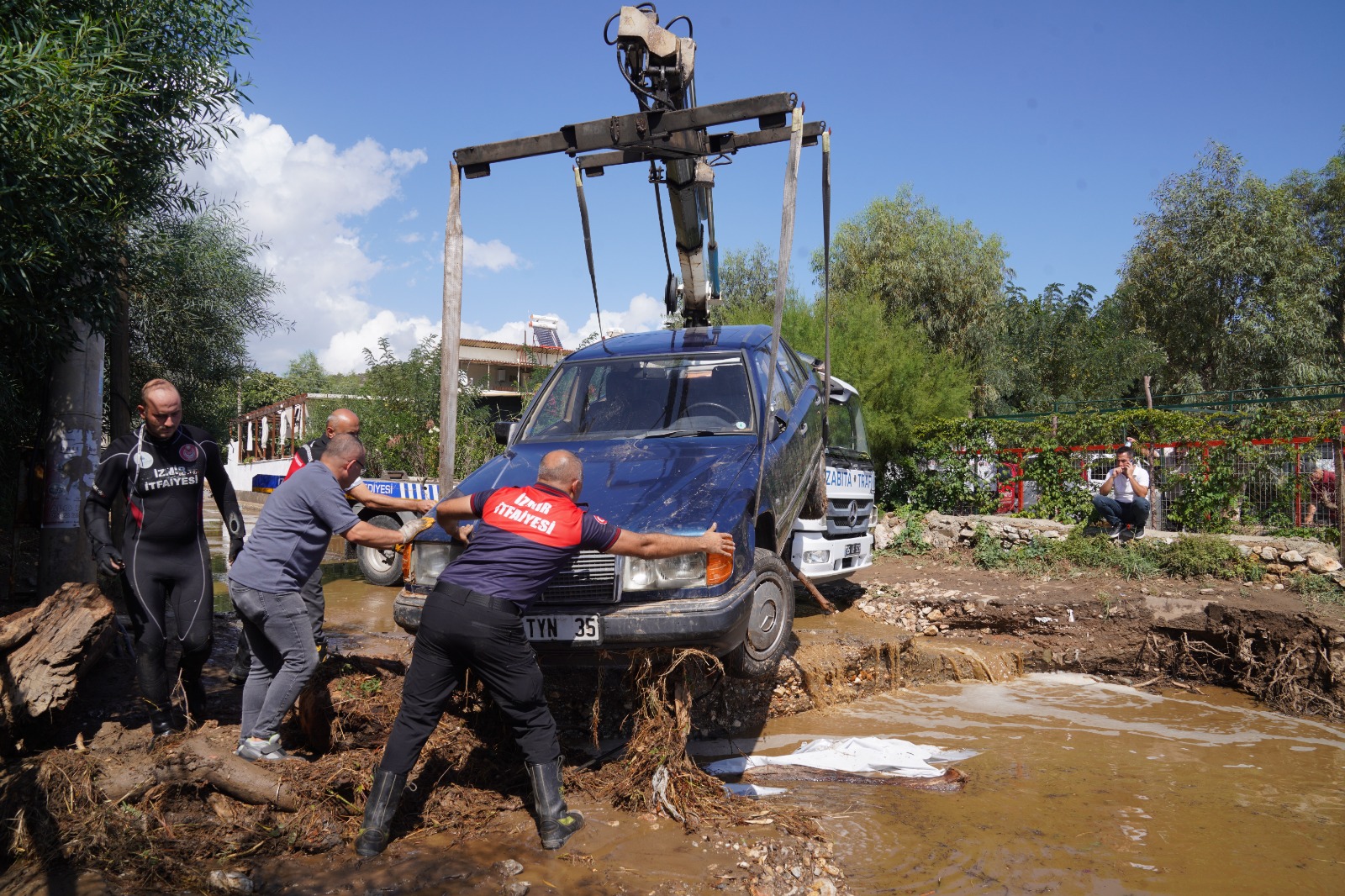 İzmir İtfaiyesi’nden yağıştan en çok etkilenen Menderes’te seferberlik